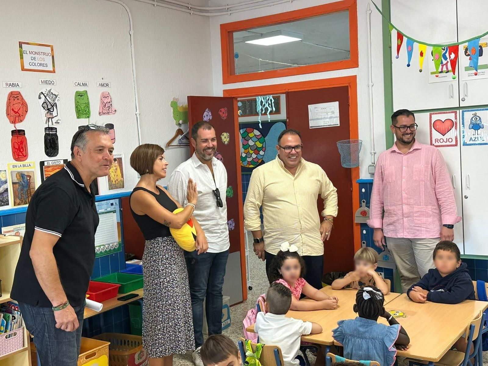 Visita a un centro escolar de Almuñécar en el inicio del curso