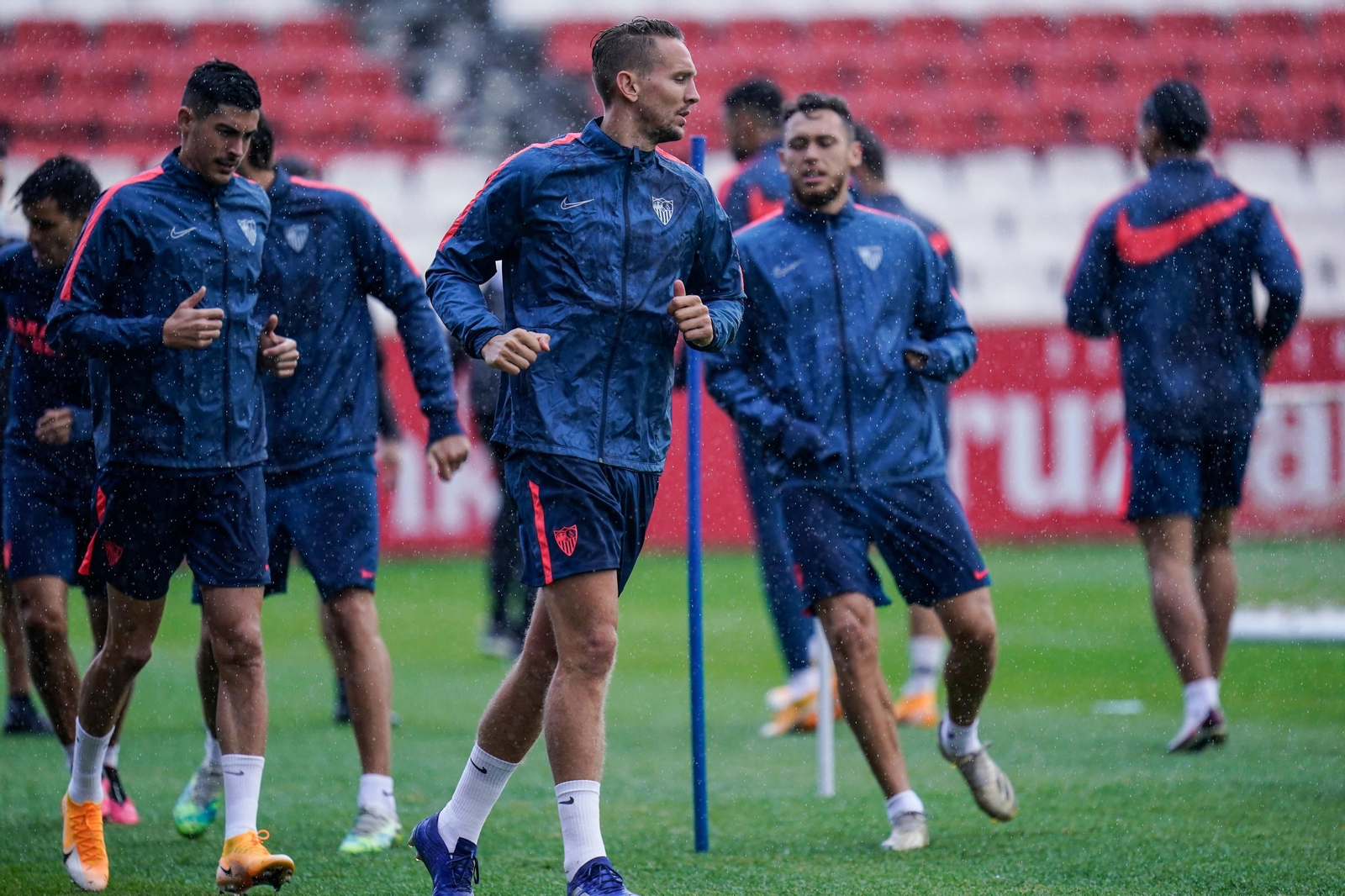 De Jong, en la sesión del Sevilla de ayer.