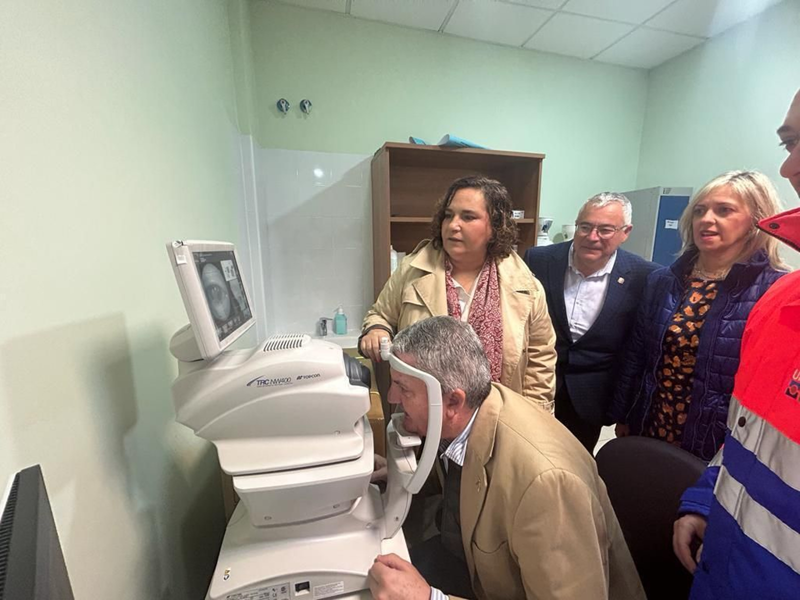 El delegado de Salud comprueba el funcionamiento del aparato.