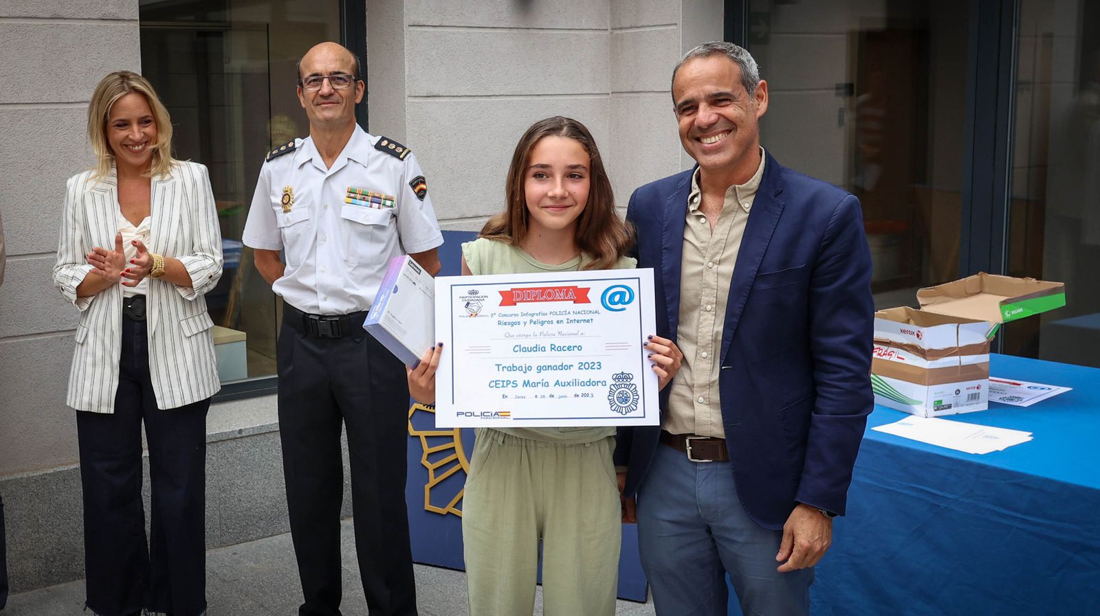 La policía entrega los 3º Premios de Infografías Sobre el Riesgo de Internet a escolares de Jerez