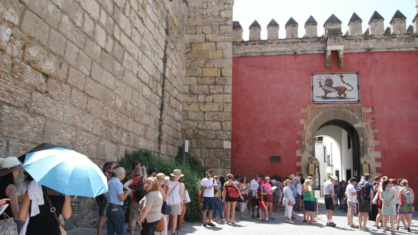 Turistas hacen cola para visitar el Alcázar de Sevilla.