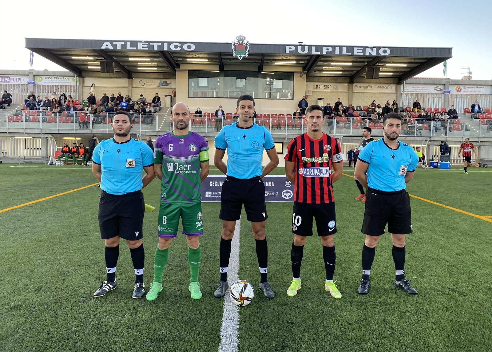 Capitanes y trío arbitral en San Miguel.