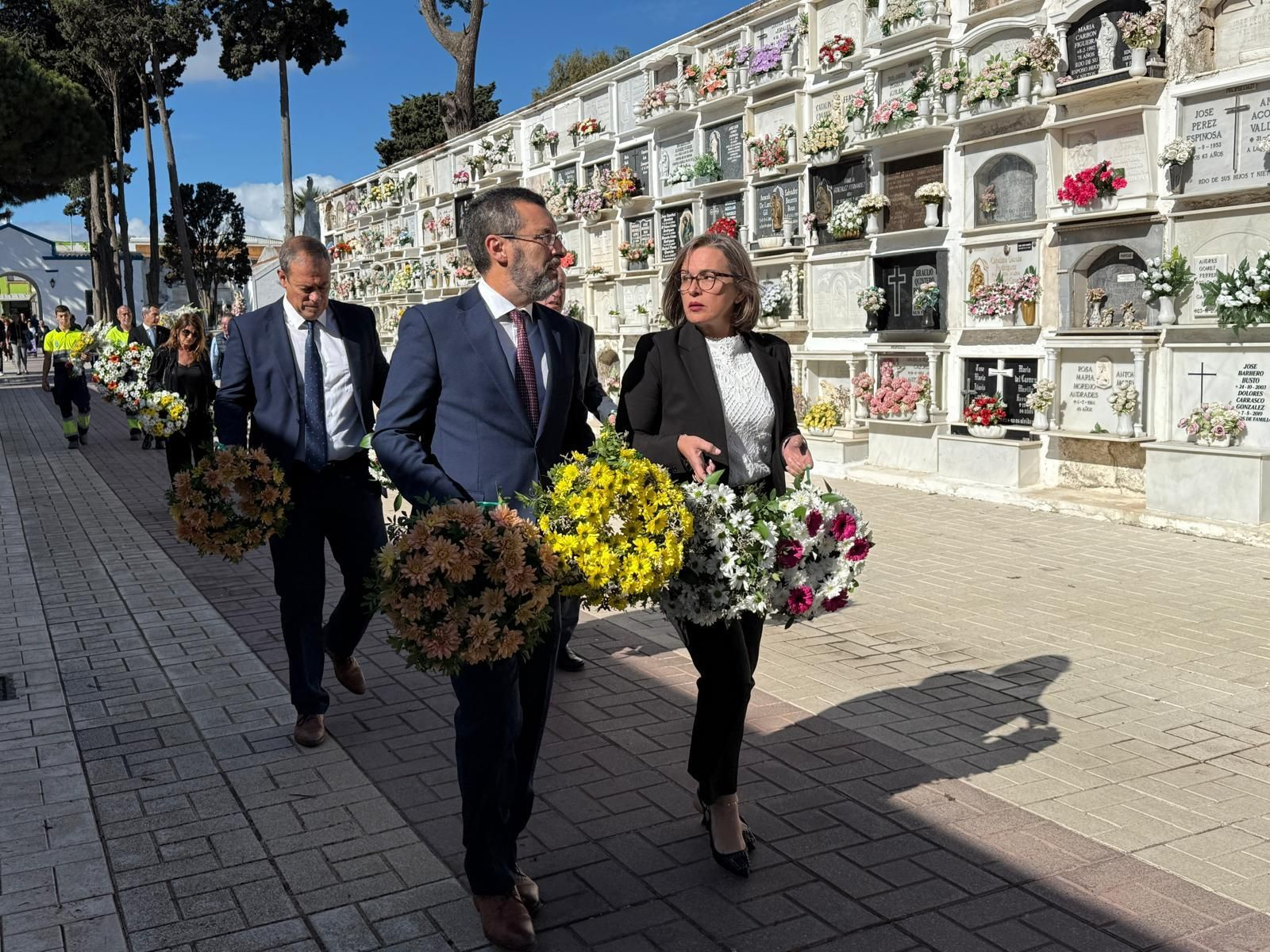 La Línea recuerda a sus difuntos con el tradicional acto en el Cementerio de San José