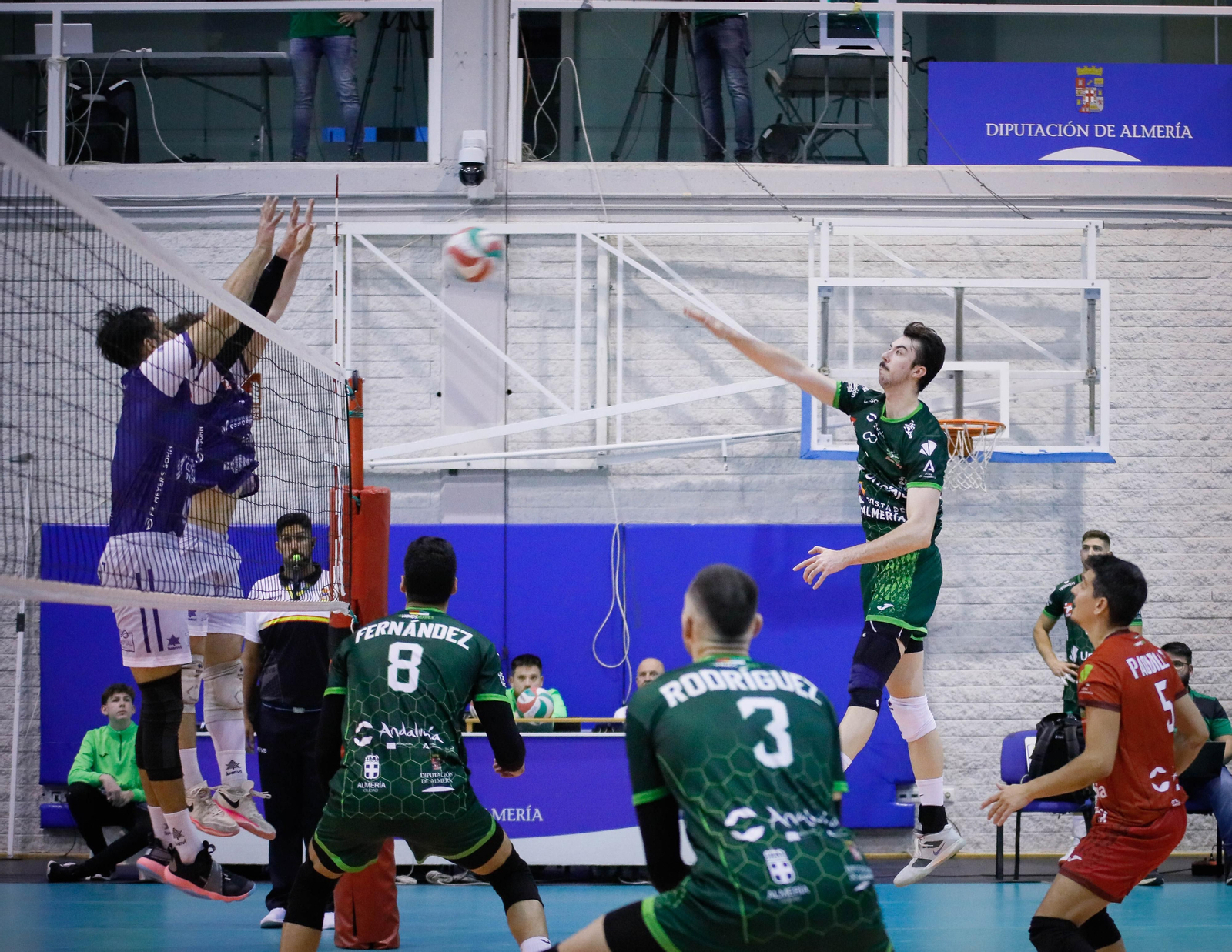 Imágenes del Unicaja Almería frente al conjunto valenciano de voleibol