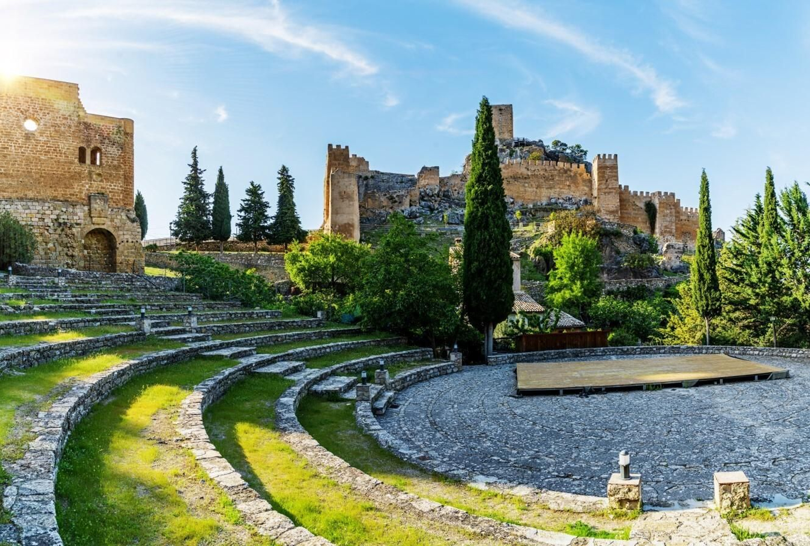 Actualmente entre el castillo y la peña se ha creado un auditorio donde se realizan actividades artísticas y culturales. Descubre el castillo musulmán de La Iruela