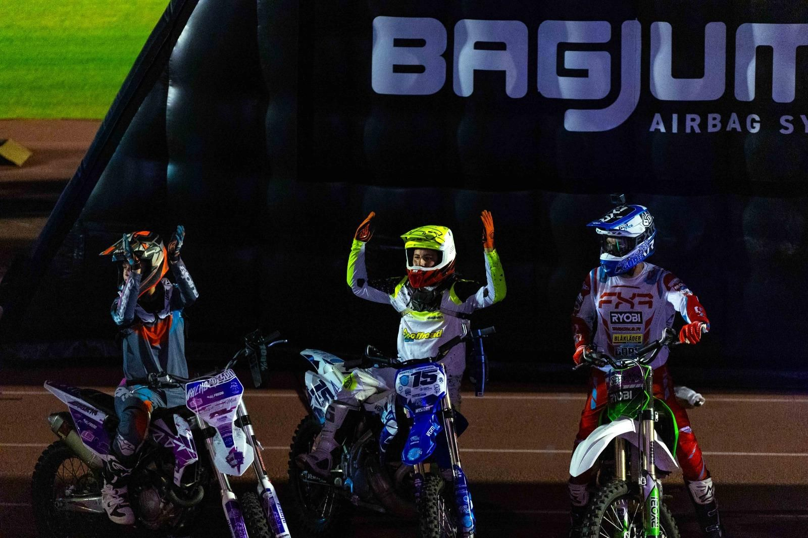 Las espectaculares imágenes que dejan las acrobacias en moto del Freestyle FMX celebrado en San Fernando