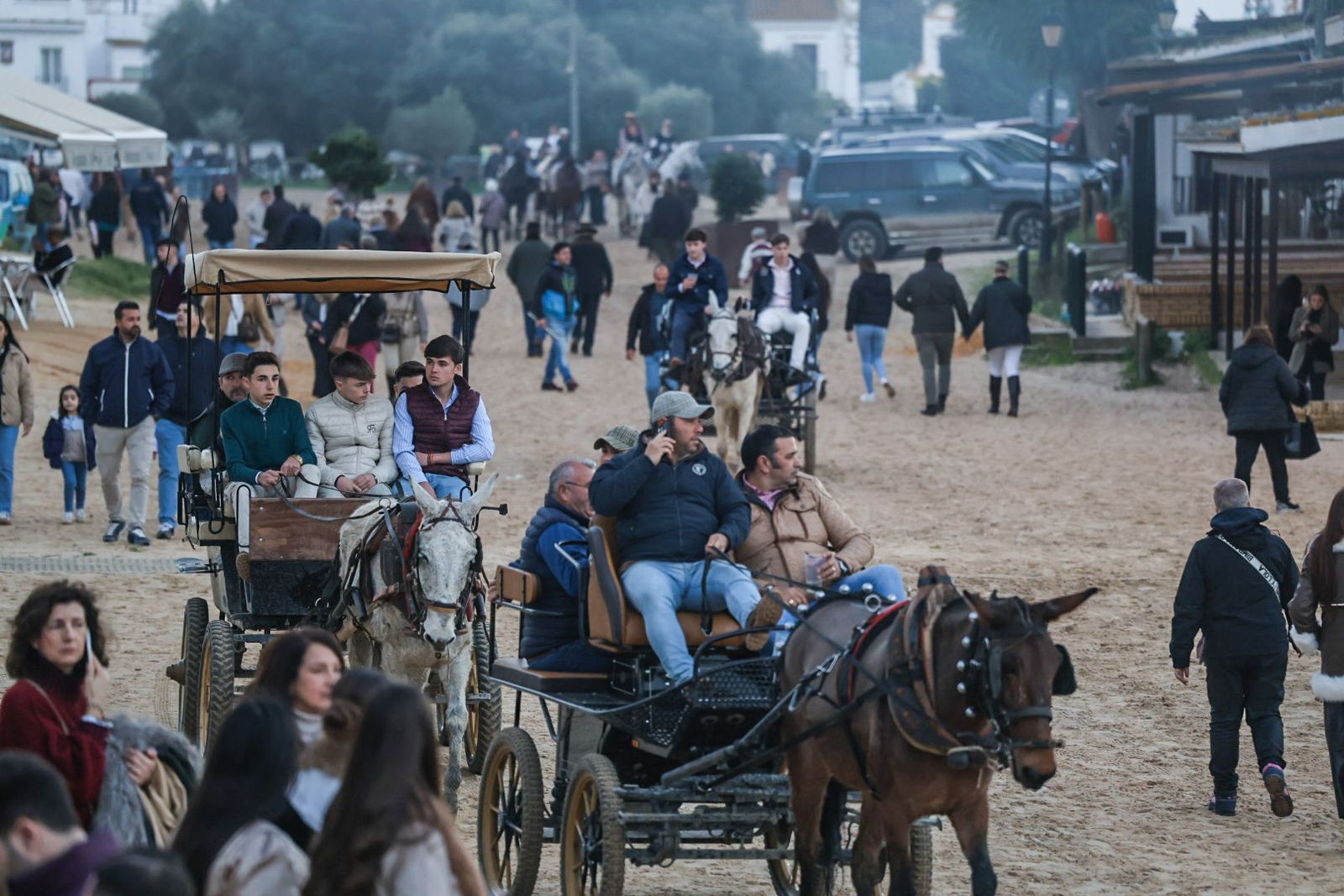 Fotografías de ambiente y del rezo del Rosario por el entorno de la Ermita de la Virgen del Rocío con motivo de la Candelaria