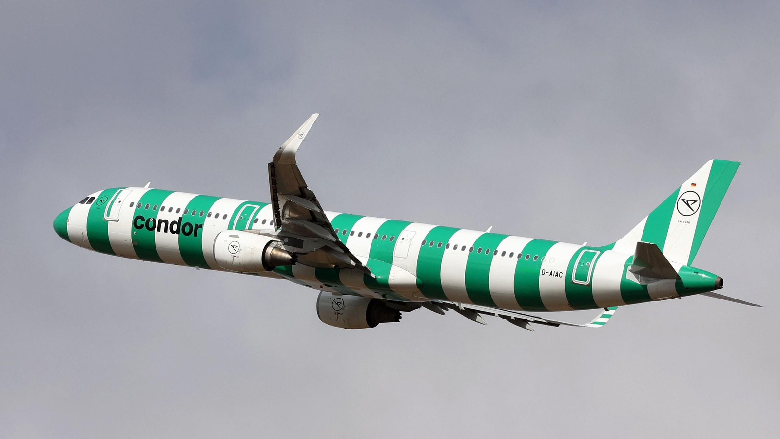 Un avión de la aerolínea Condor, tras despegar del Aeropuerto de Jerez, en una imagen tomada a finales del pasado mes de agosto.