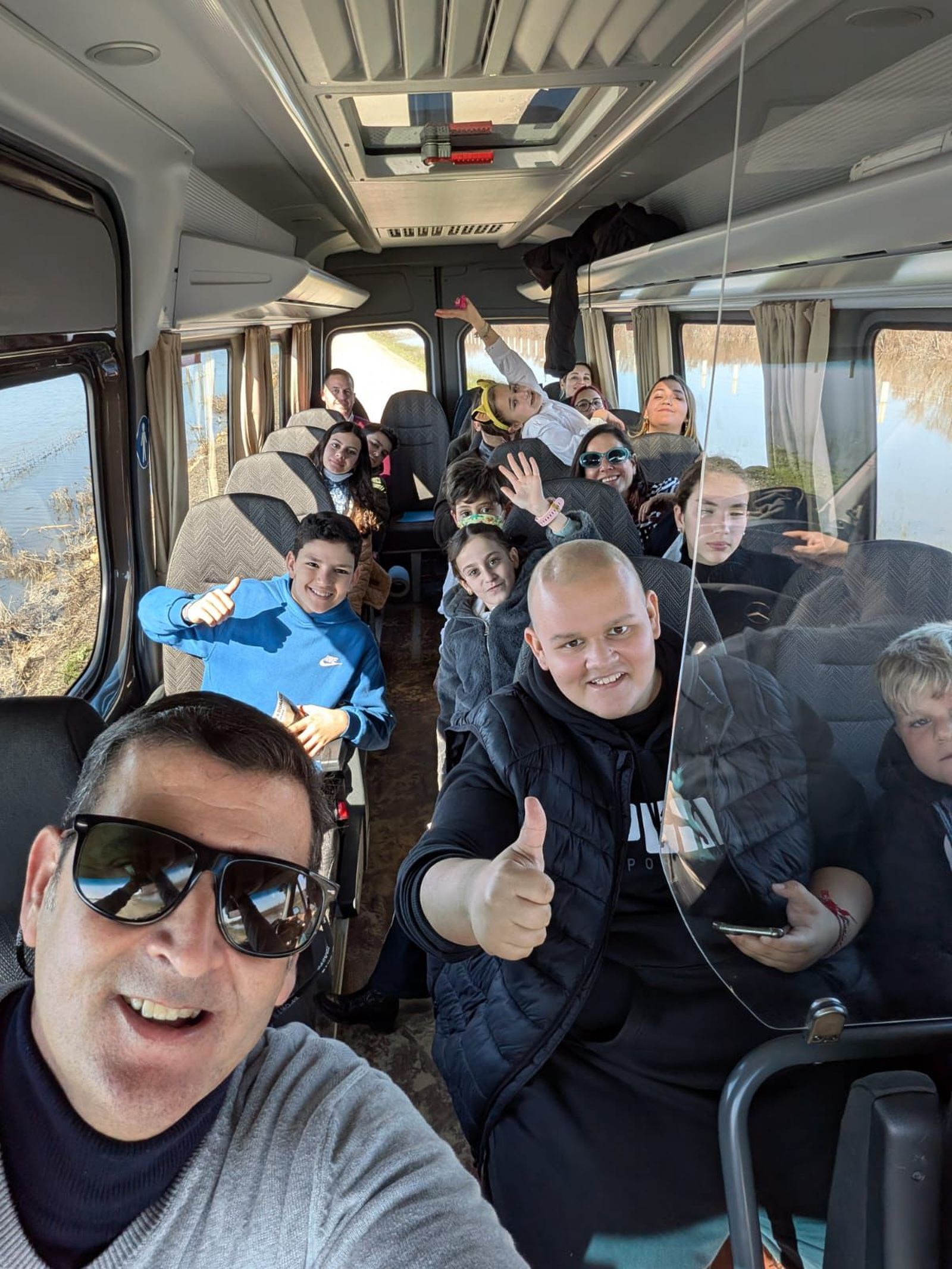 La peña Sevillistas en Xerez regala ilusión en El Rocío a niños del Hospital de Jerez