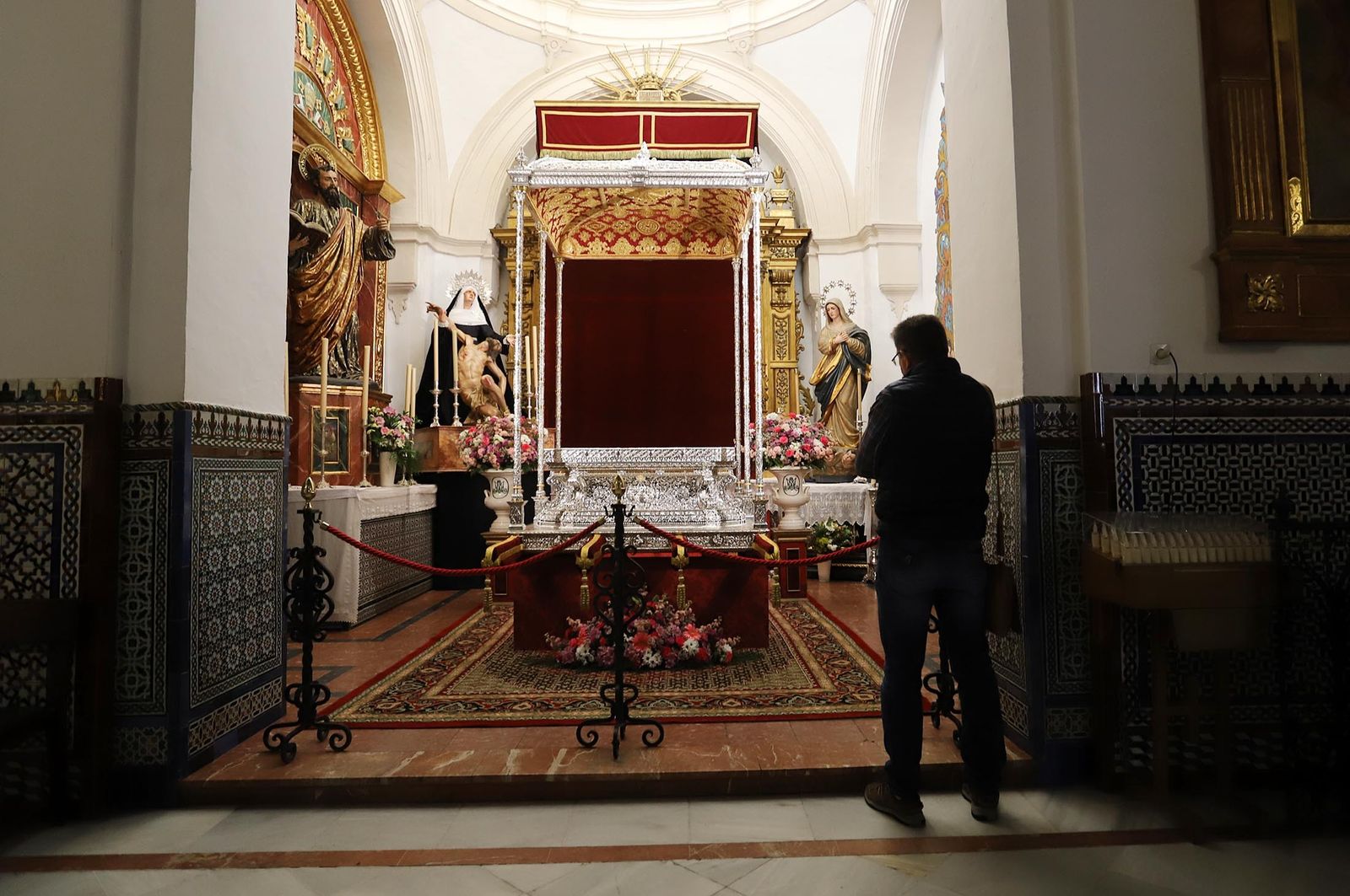 Imágenes de la Virgen del Rocío y sus nuevas andas