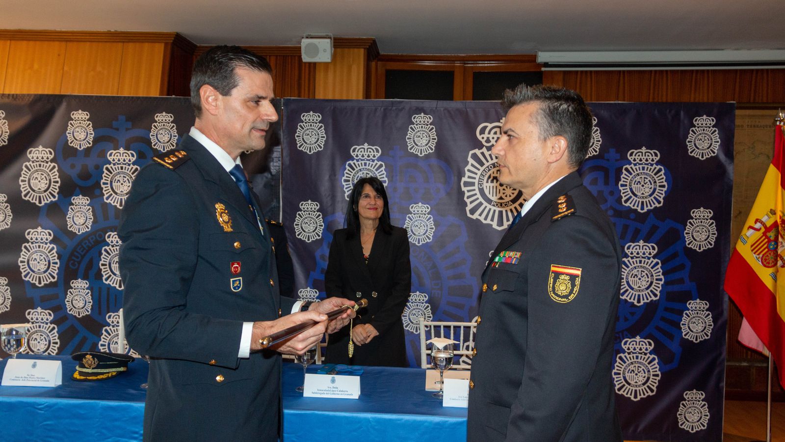 Momento de la entrega del bastón de mando de la comisaría de Motril
