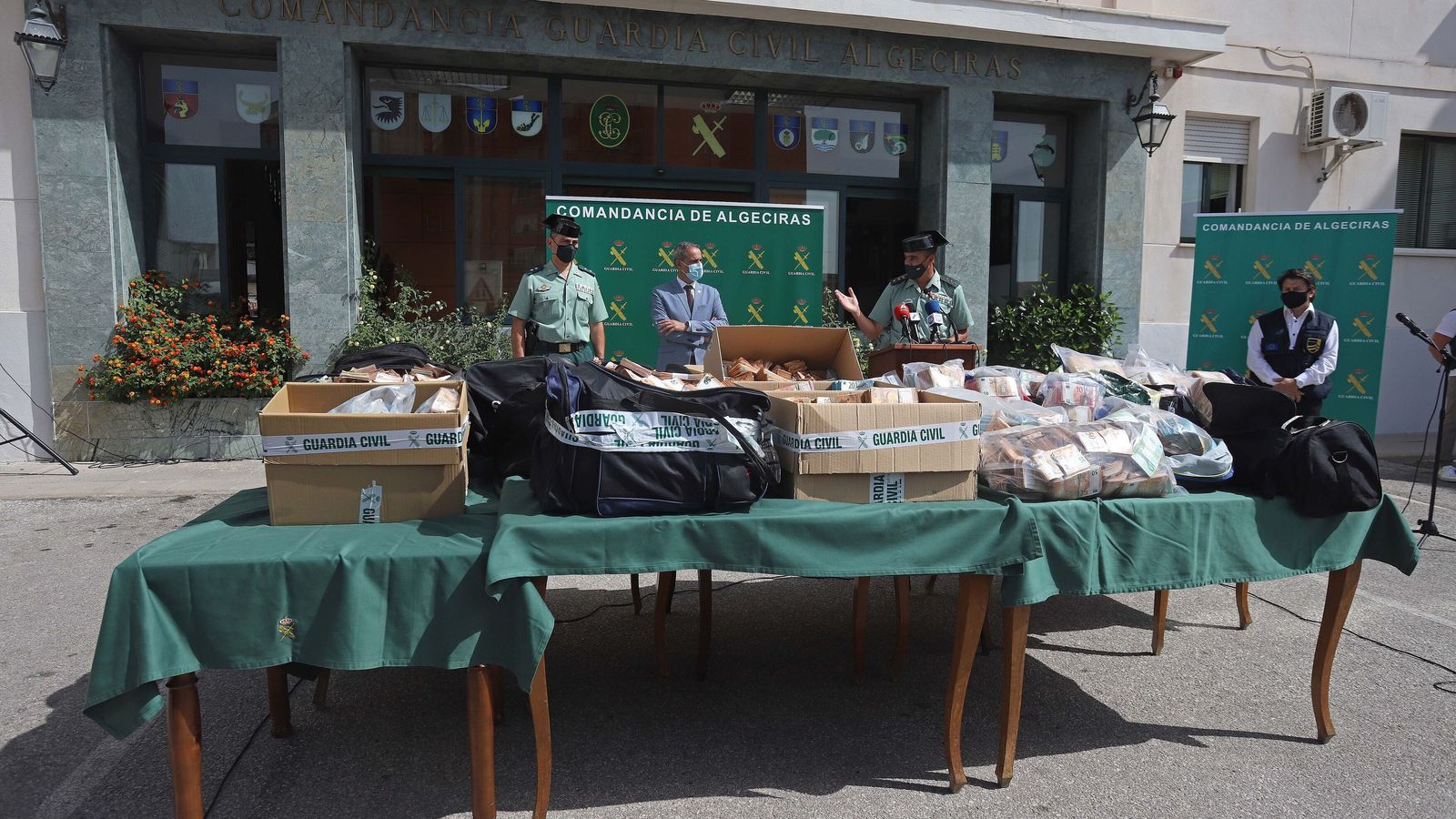 Las autoridades, con los 16,5 millones de euros en efectivo aprehendidos en la Operación Jumita.