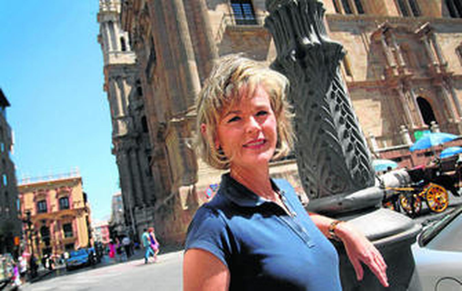 La presentadora de 'Destino Andalucía', Ione Albizu, frente a la Catedral de Málaga, durante la entrevista.