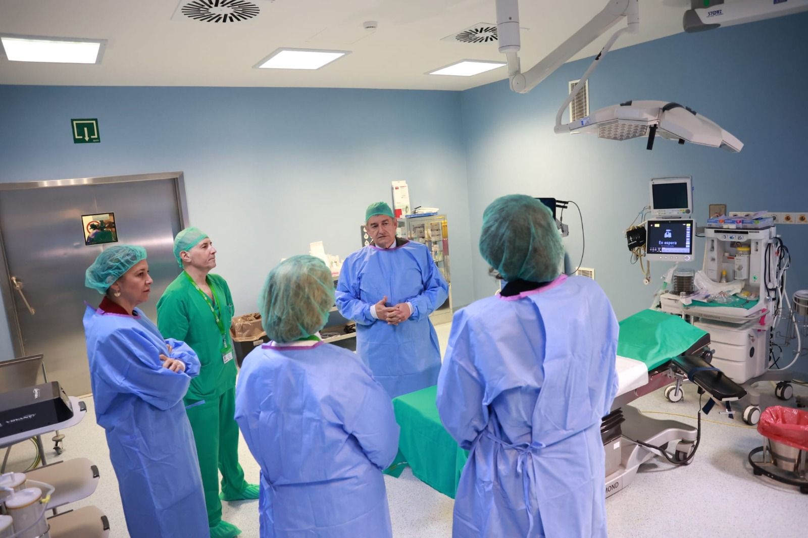 El consejero de Sanidad, Antonio Sanz, en los nuevos quirófanos del HAR de Écija.