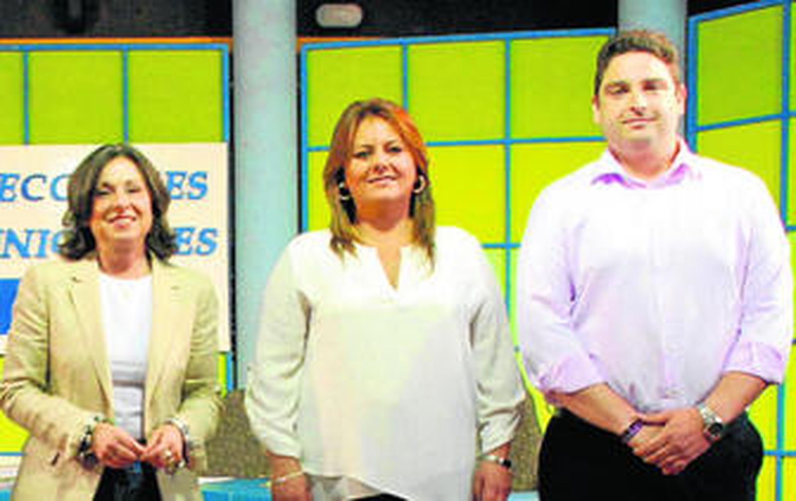 Maribel Peinado (PA), Elena Amaya (PSOE) y José Alfaro (IU), en el debate electoral de Tele Puerto Real.