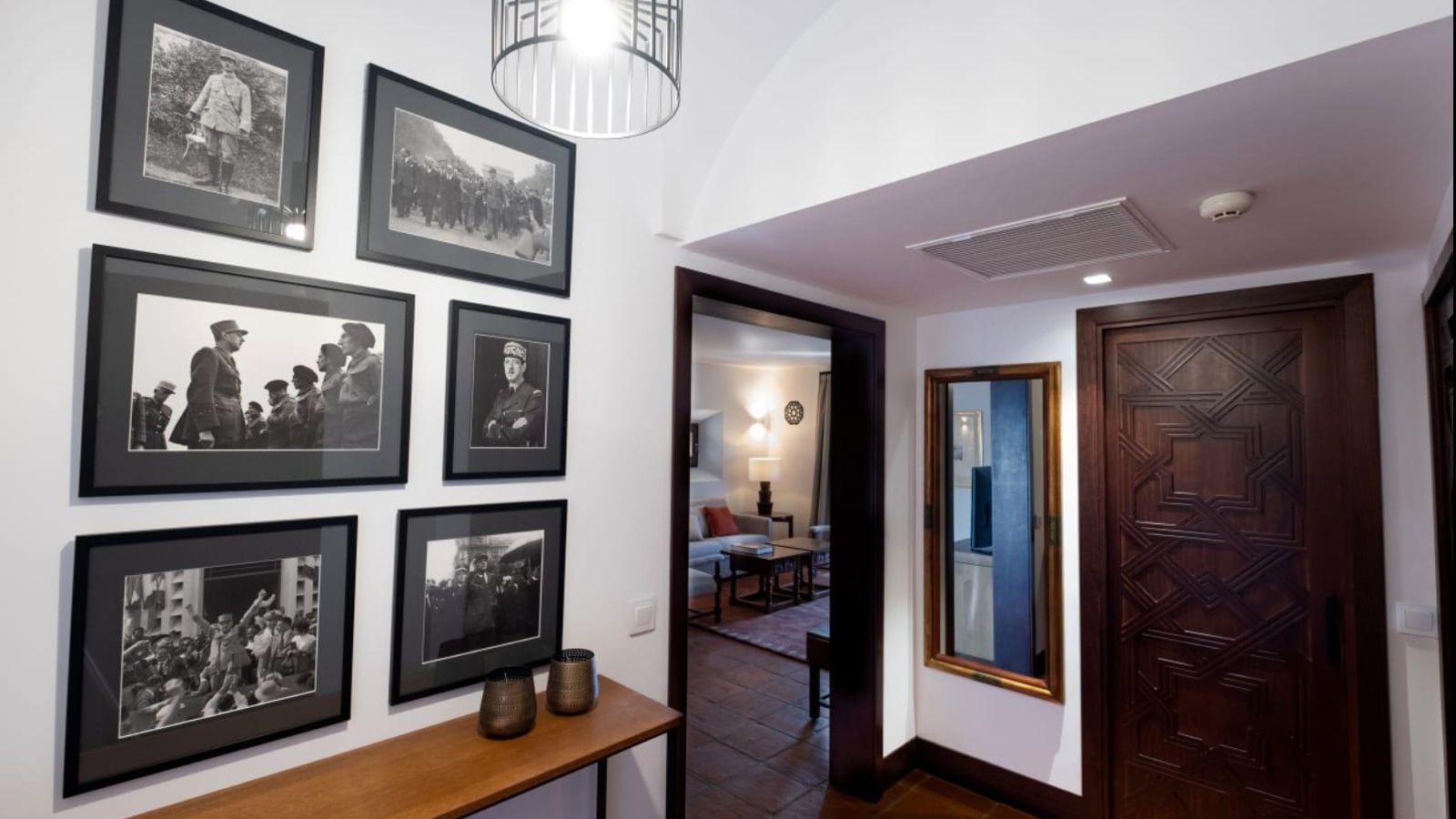 La habitación del Parador de Jaén decorada con imágenes del general.