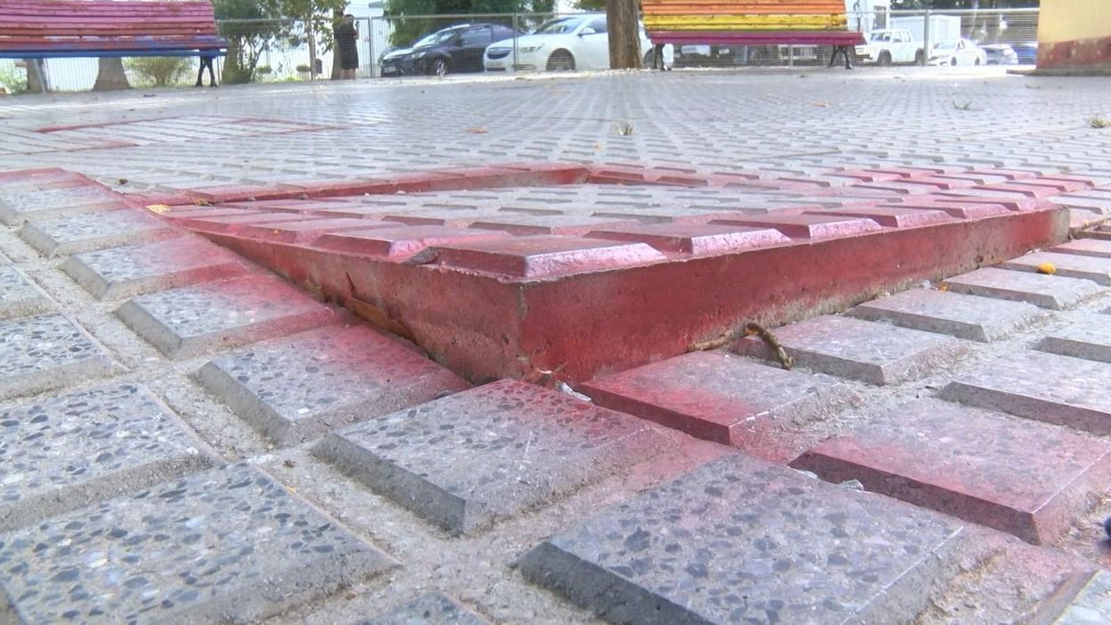 Los vecinos han pintado los resaltes del acerado público Los vecinos han pintado los resaltes del acerado público