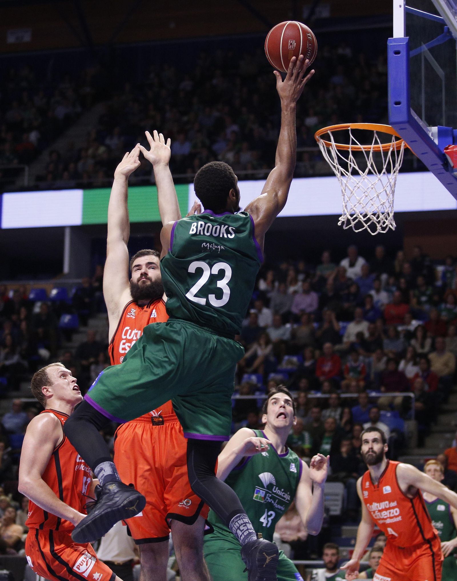 Brooks lanza a canasta.