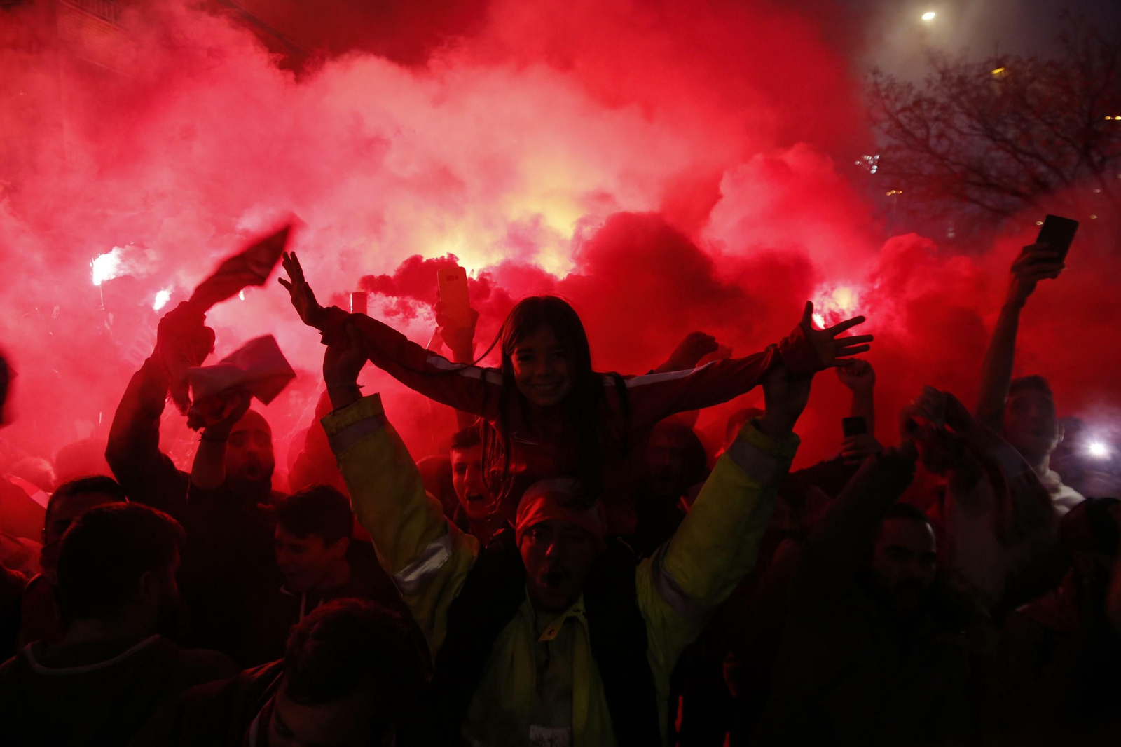 Apoteósico recibimiento a la plantilla del Granada
