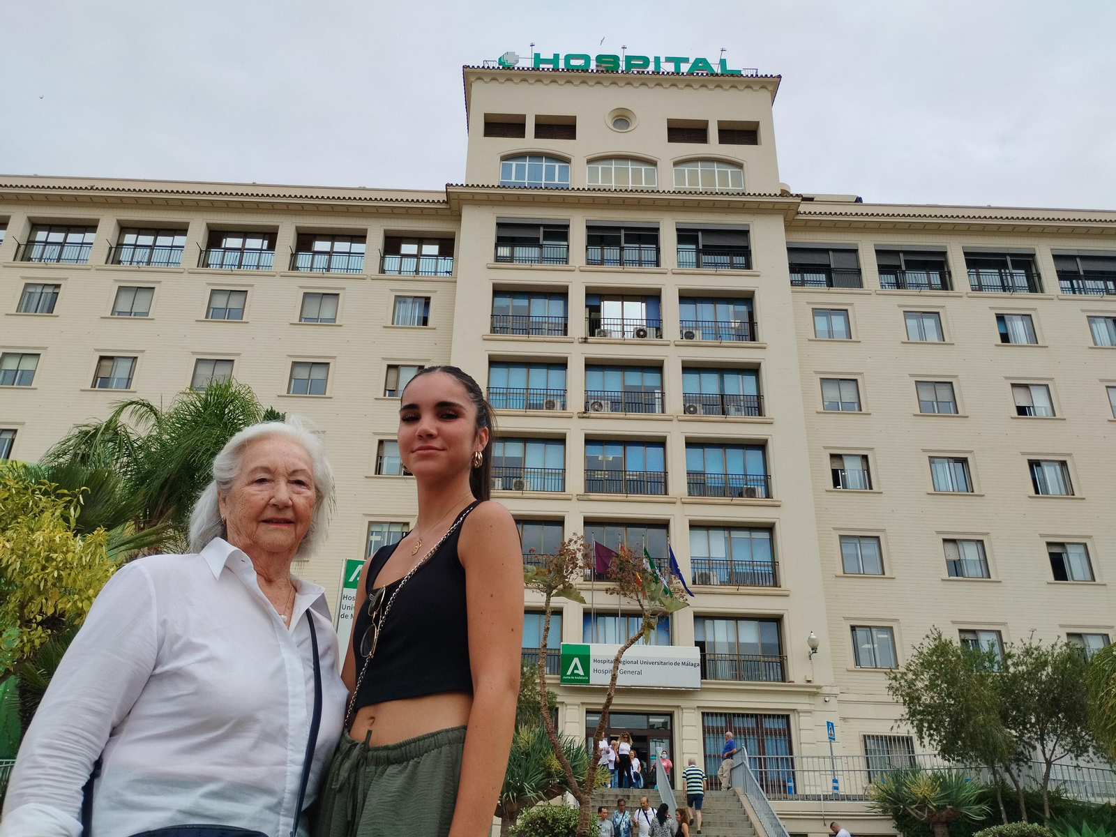 Ana y su nieta Beatriz, ante el Hospital Regional este jueves.