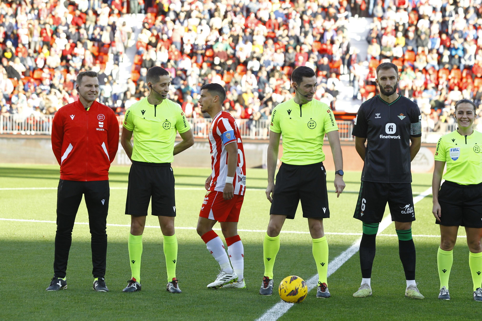 Imágenes del partido de fútbol U.D. Almería-Real Betis Balompié