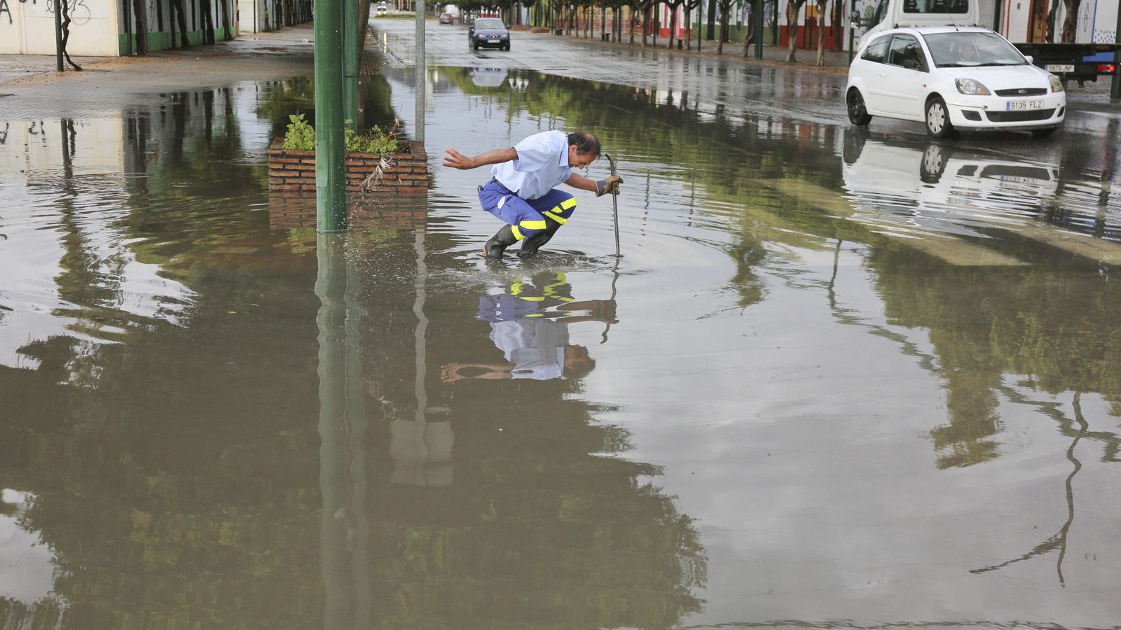 Una calle del recinto ferial anegada por la lluvia.