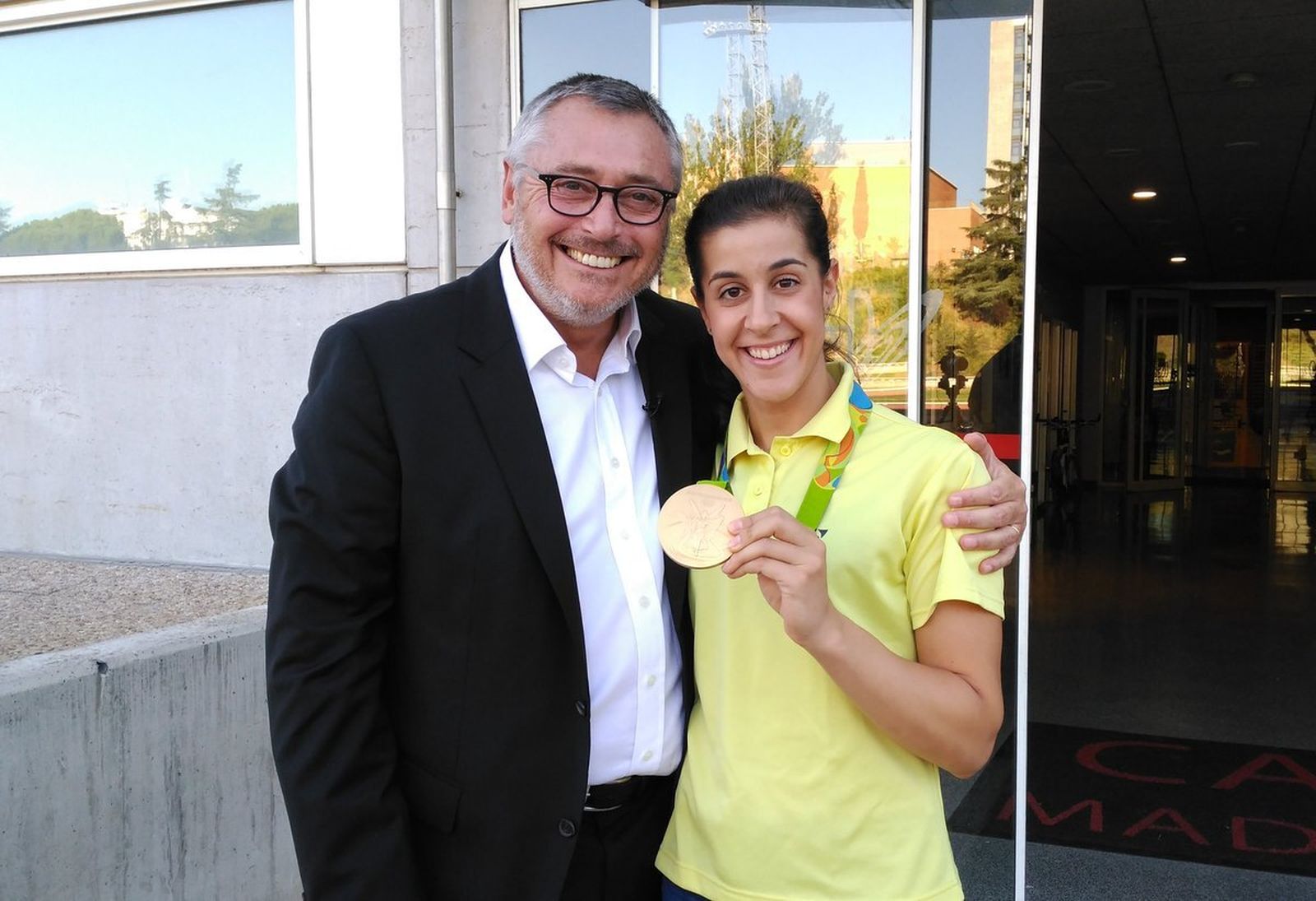Michael Robninson y Carolina Marín posan con el oro logrado por la onubense en Río 2016.