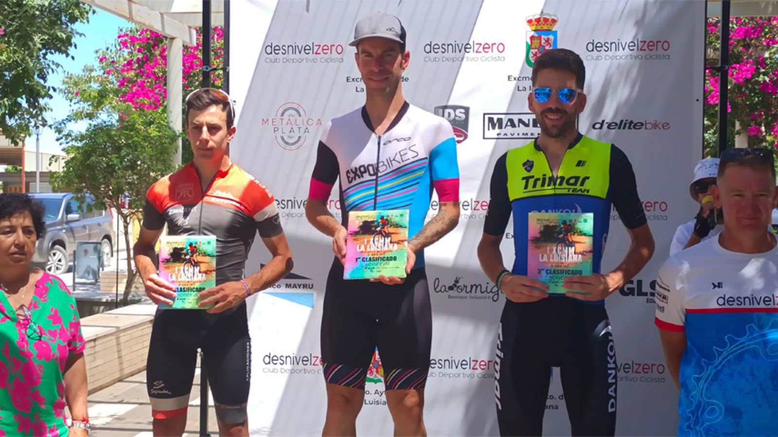 Fernando Vega, en el centro, en el podio tras su triunfo.