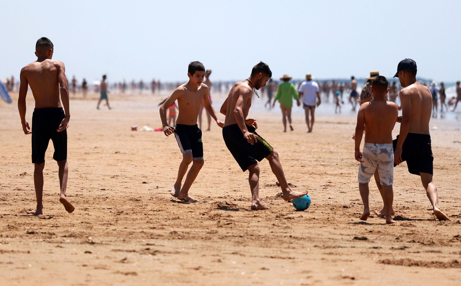 Imágenes del ambiente en las playas de Punta Umbría y La Bota en la mañana del domingo