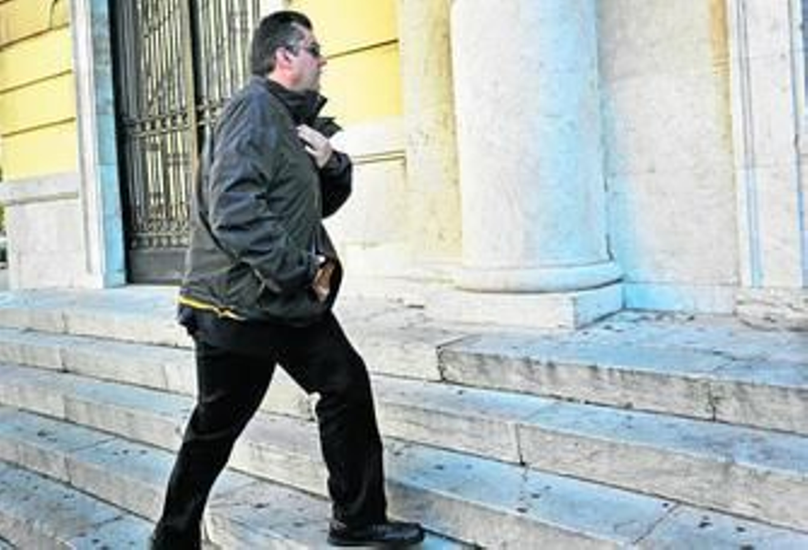 El cura salesiano acusado de abusos sexuales a menores, a su llegada al Palacio de Justicia.