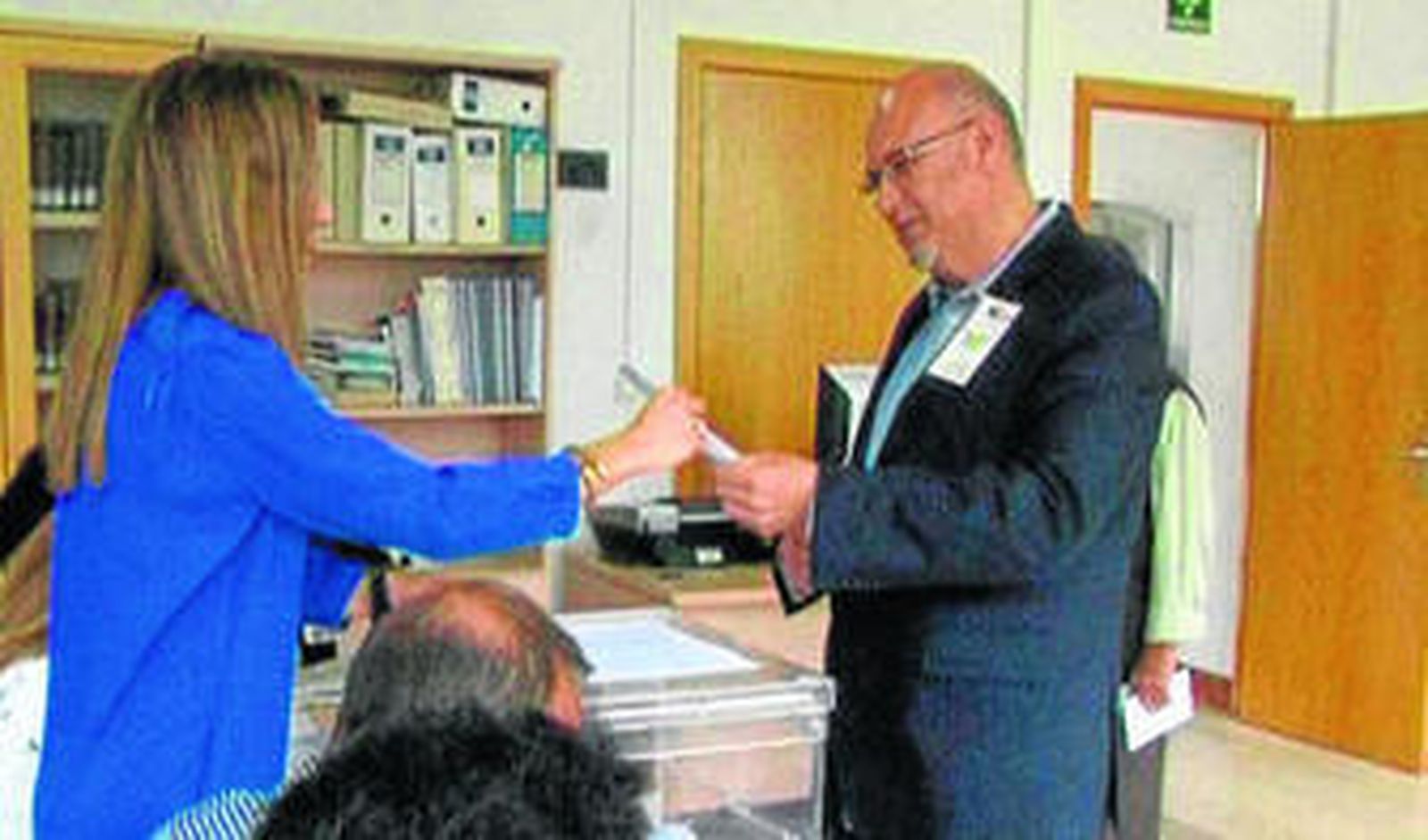 El alcalde en funciones, José Luis del Río (IU), votando el domingo en las elecciones.