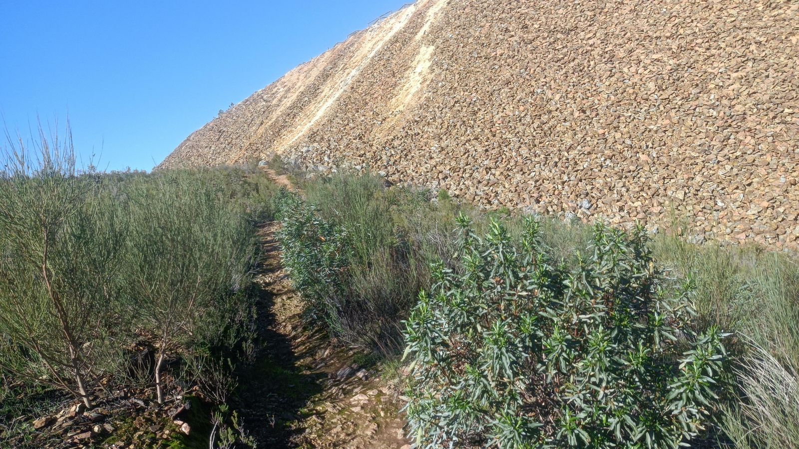 Debemos seguir esta trocha junto a la escombrera de la cantera.