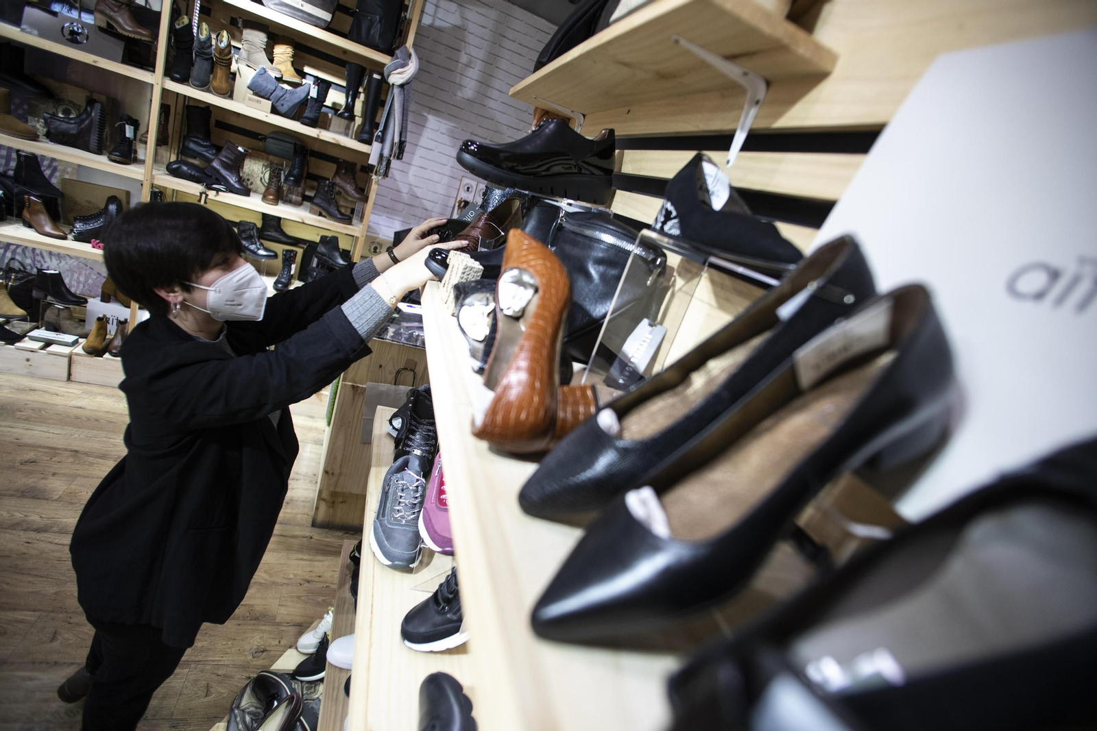 Así ha sido la vuelta de los bares y comercios de Granada tras tres semanas de cierre, en imágenes