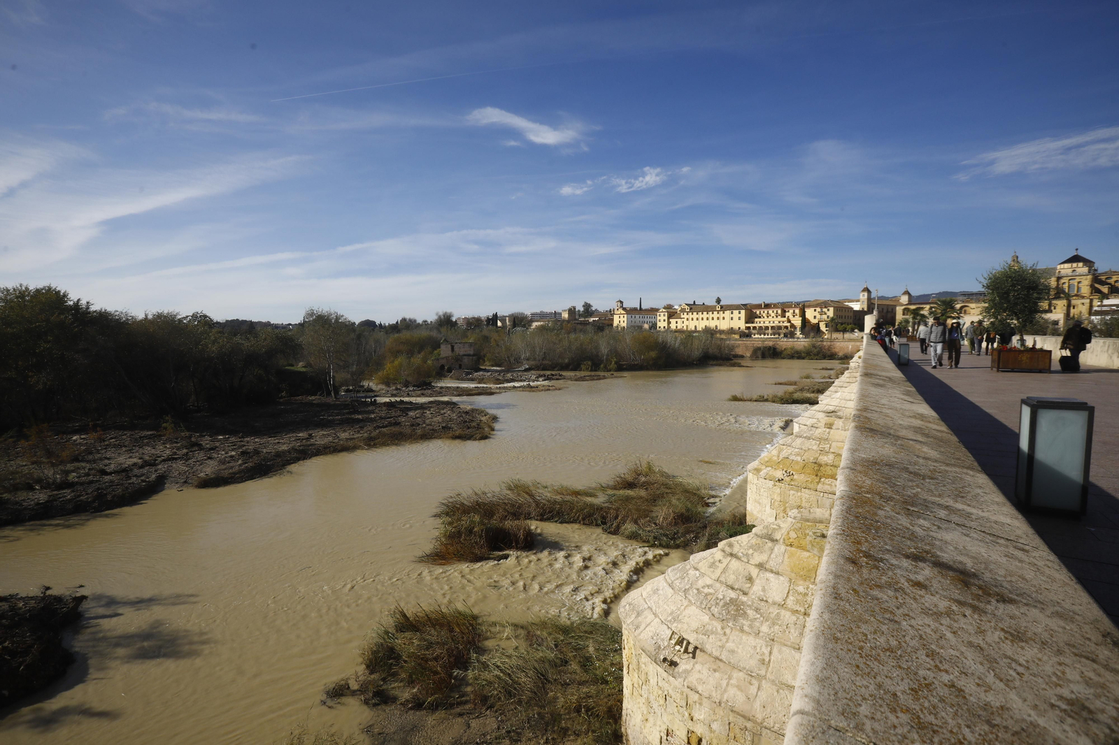 El caudal del río Guadalquivir recupera la normalidad en Córdoba, en imágenes