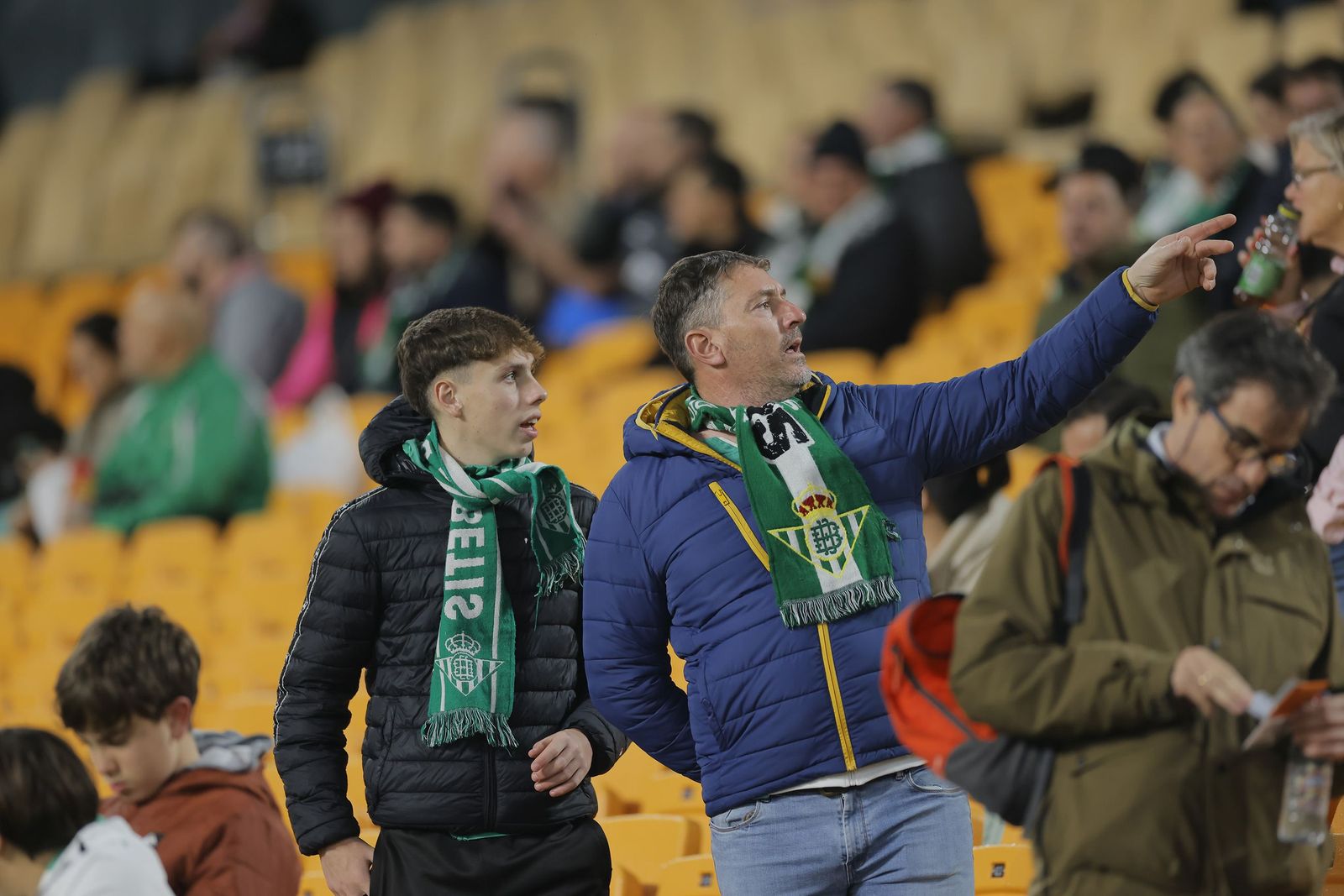 Buscate en las fotos del Betis - Feyenoord