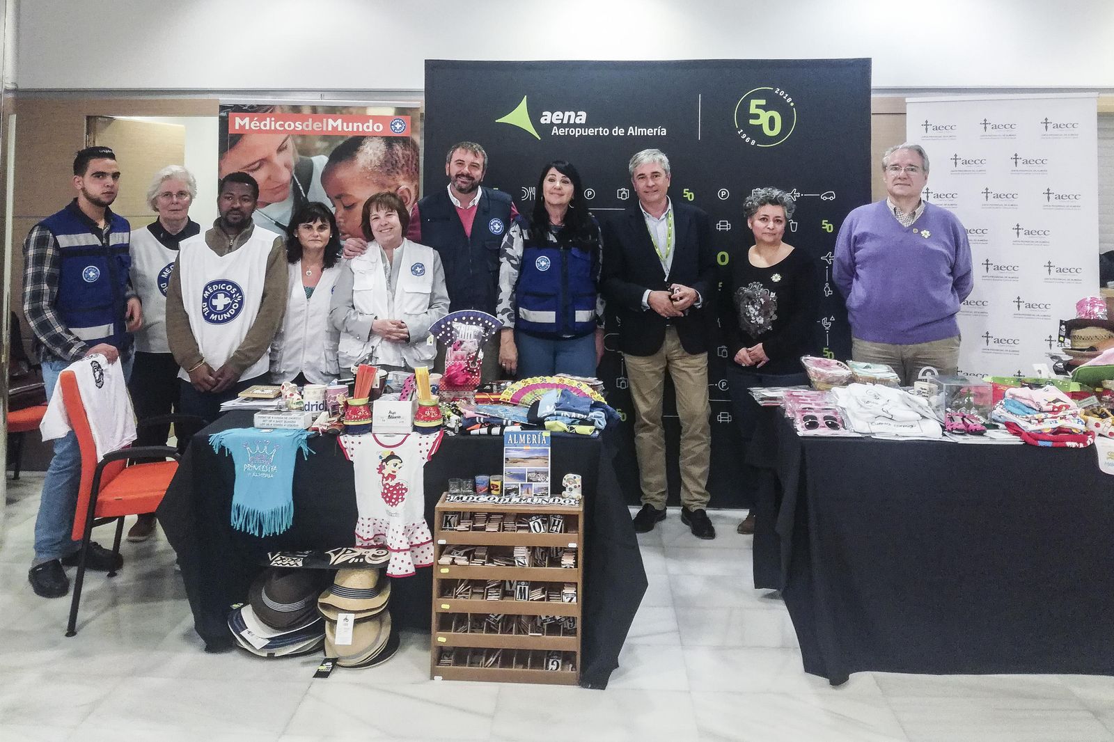Mercadillo solidario en  el Aeropuerto