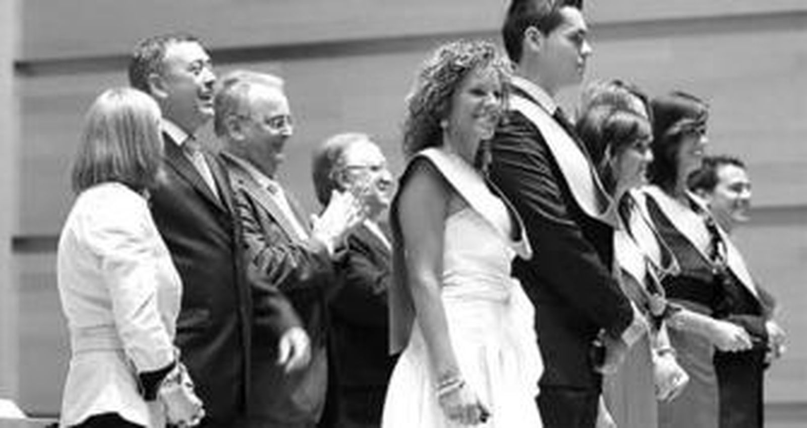 En la imagen, un momento de la entrega de diplomas a los nuevos titulados en Ciencias del Trabajo.