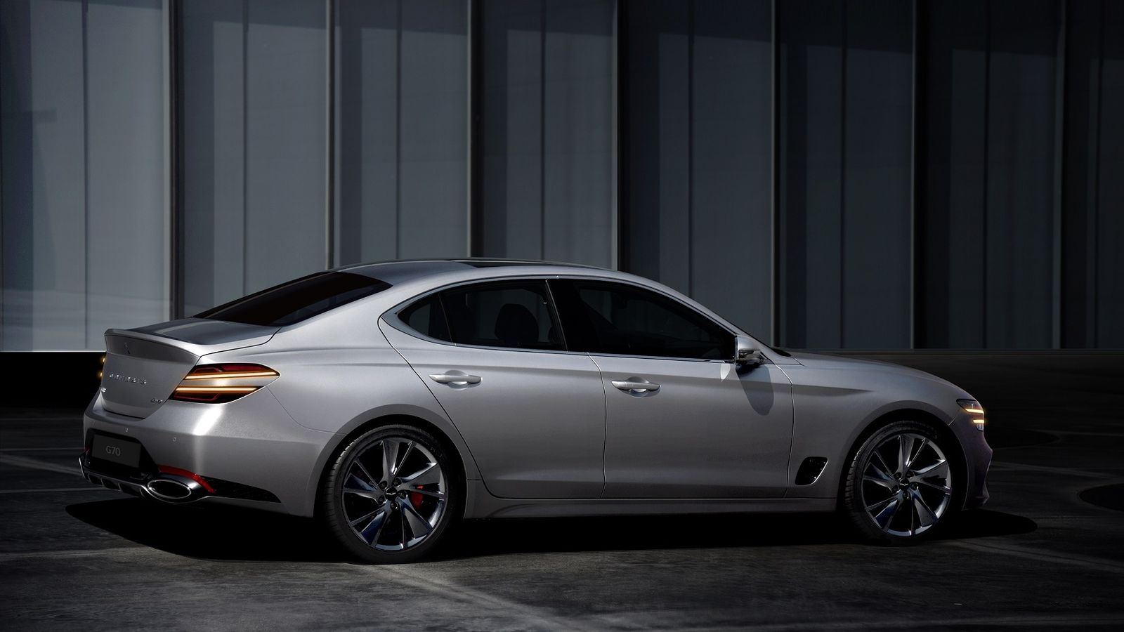 La renovación del G70 afecta, sobre todo, a su aspecto y coincide con la mitad de su ciclo comercial, pues fue lanzado hace cuatro años. Mide 4,7 m de largo y tiene versiones de tracción trasera y total.