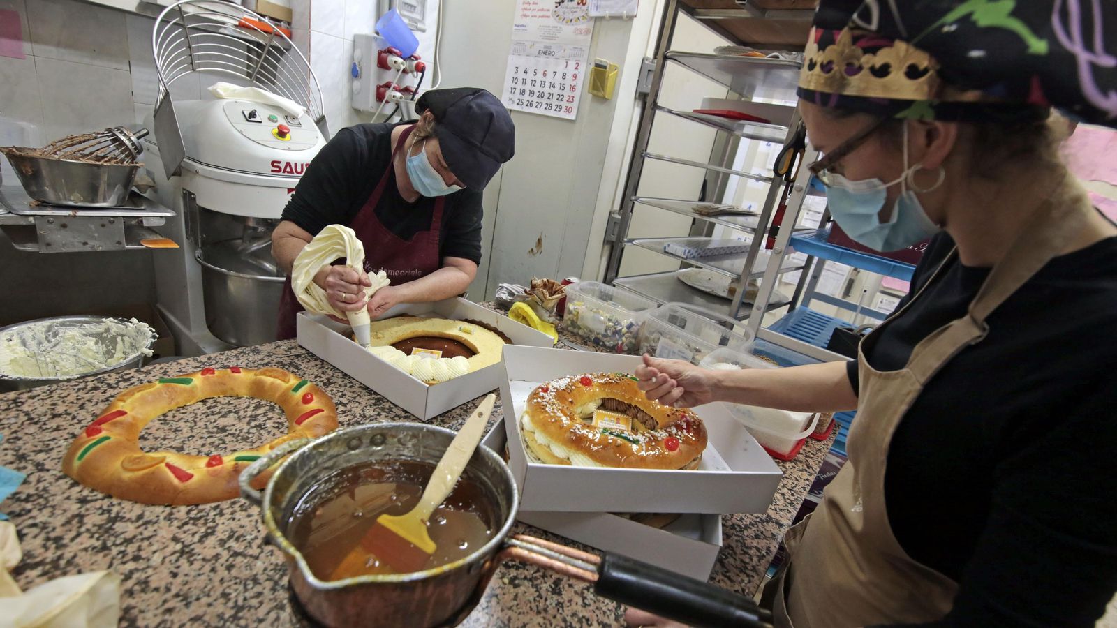 Una imagen de dos trabajadoras de Pastelería La Merced.