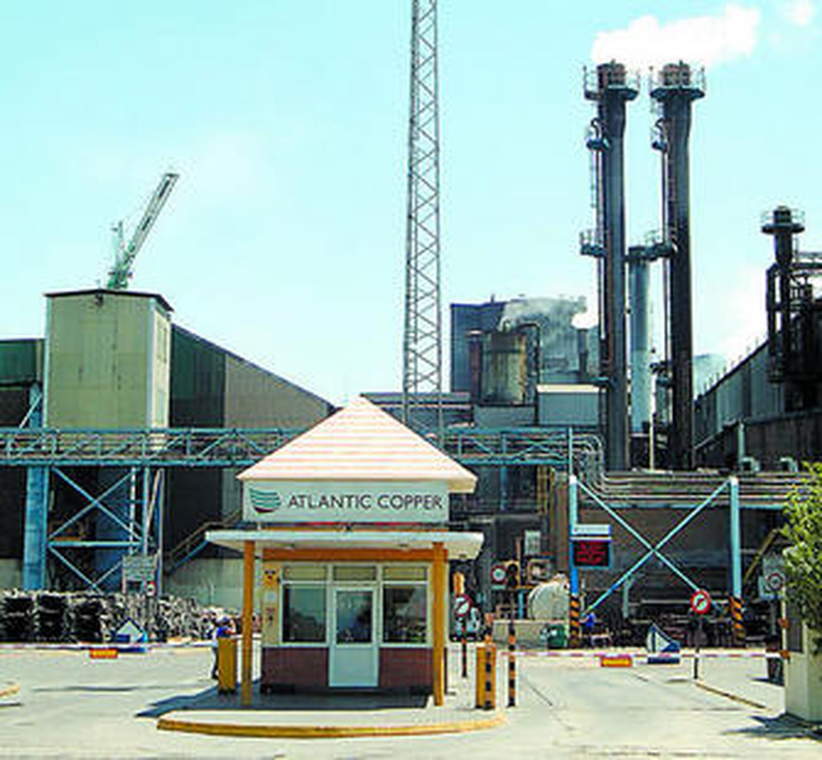 Vista de la factoría de Atlantic Copper en la avenida Francisco Montenegro.