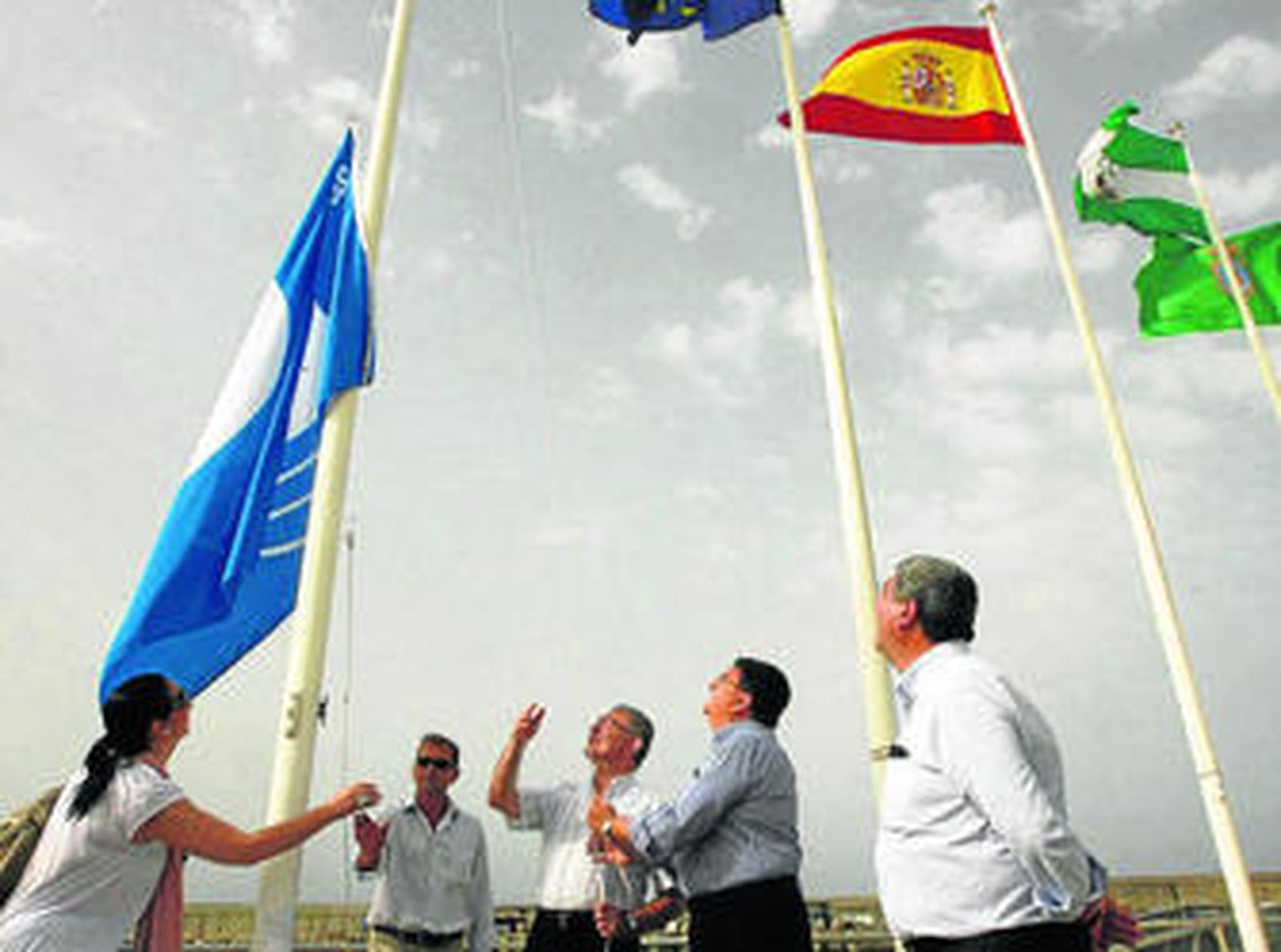 Un momento de la izada de la Bandera Azul de esta temporada estival en el puerto de Rota.