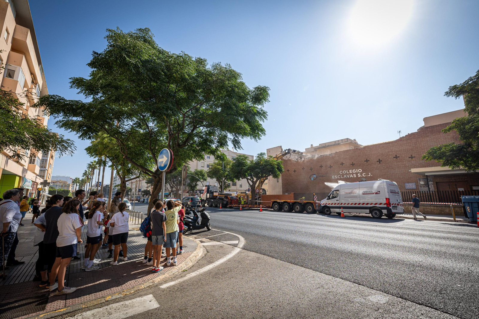 Así ha sido la demolición de la fachada del colegio Las Esclavas de Cádiz