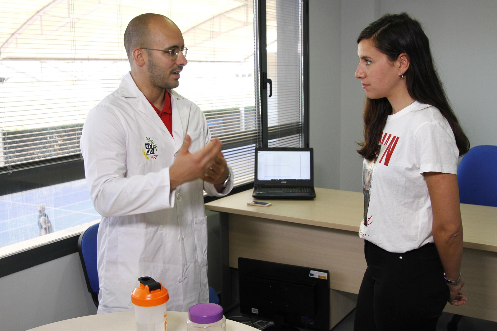 El investigador Lucas Jurado junto a una de las participantes en el estudio.