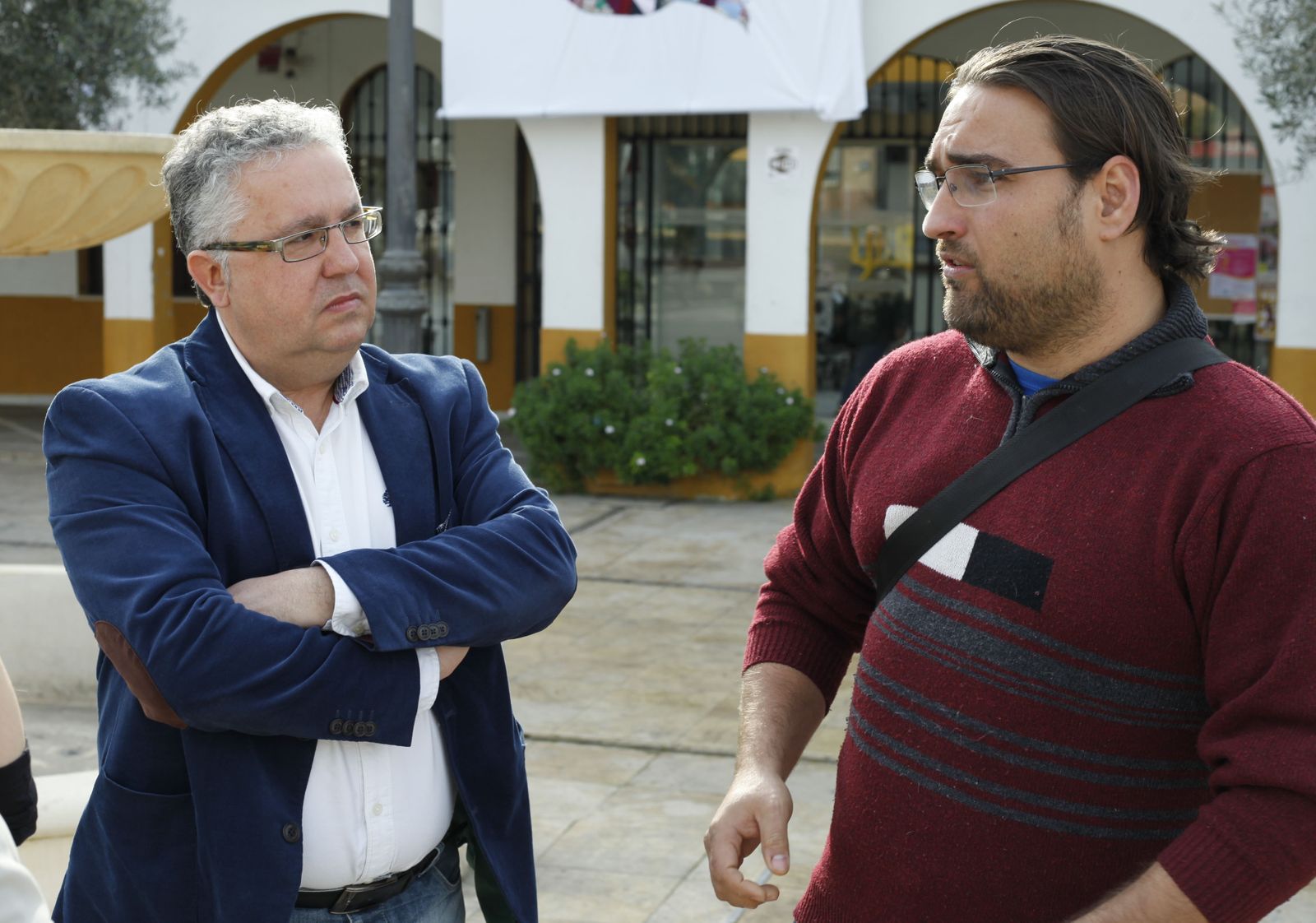 Juan José Moreno, a la derecha, junto al alcalde de Bormujos, en una imagen de archivo.