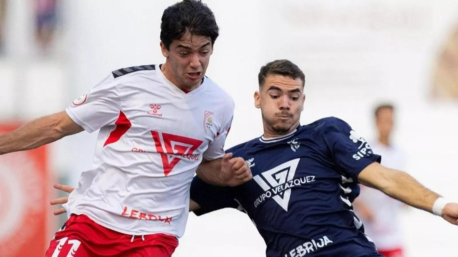 La Unión, de azul, jugó en Lebrija con la segunda equipación del Antoniano.