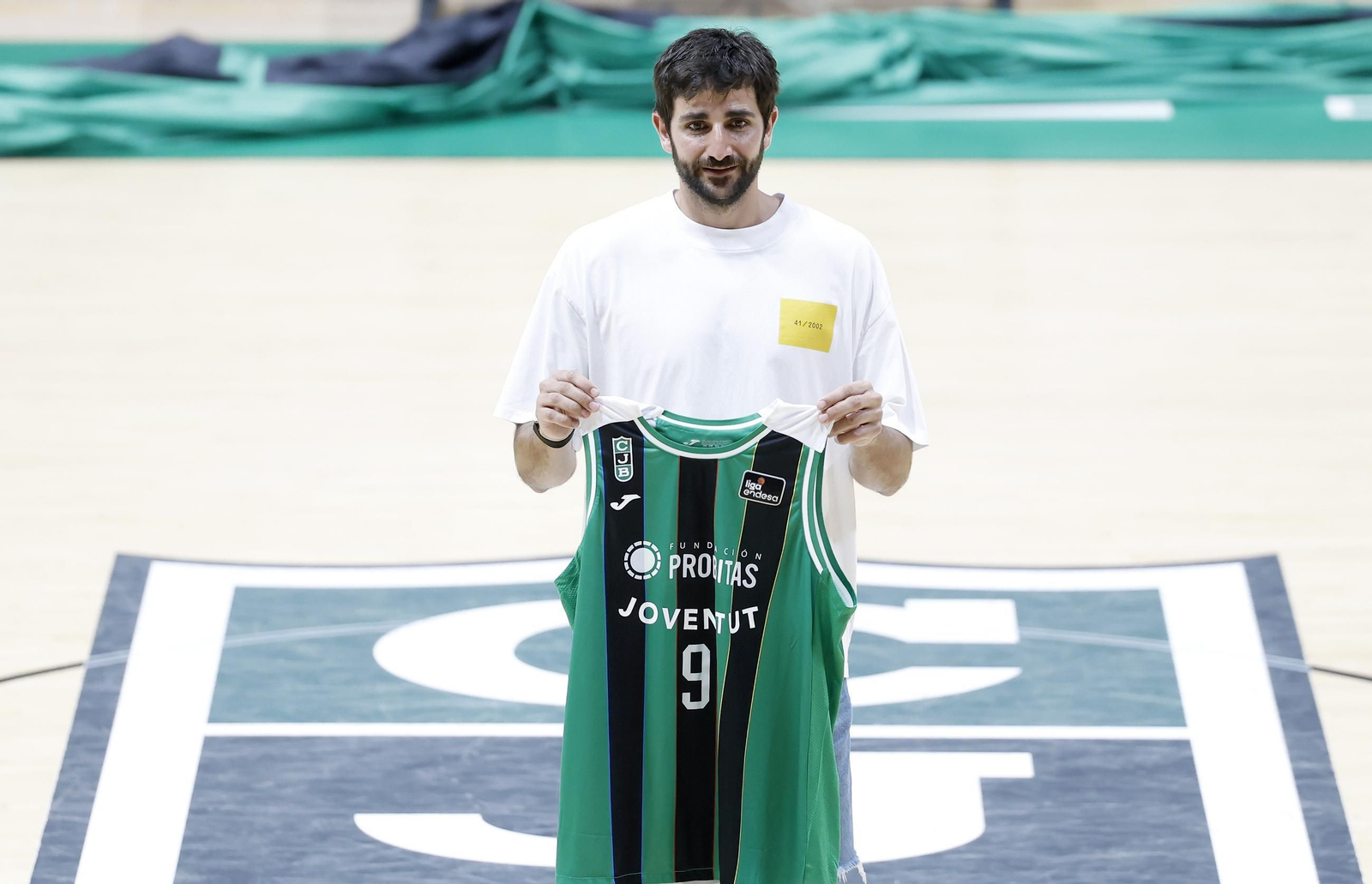 Ricky Rubio posa con la camiseta del Joventut.