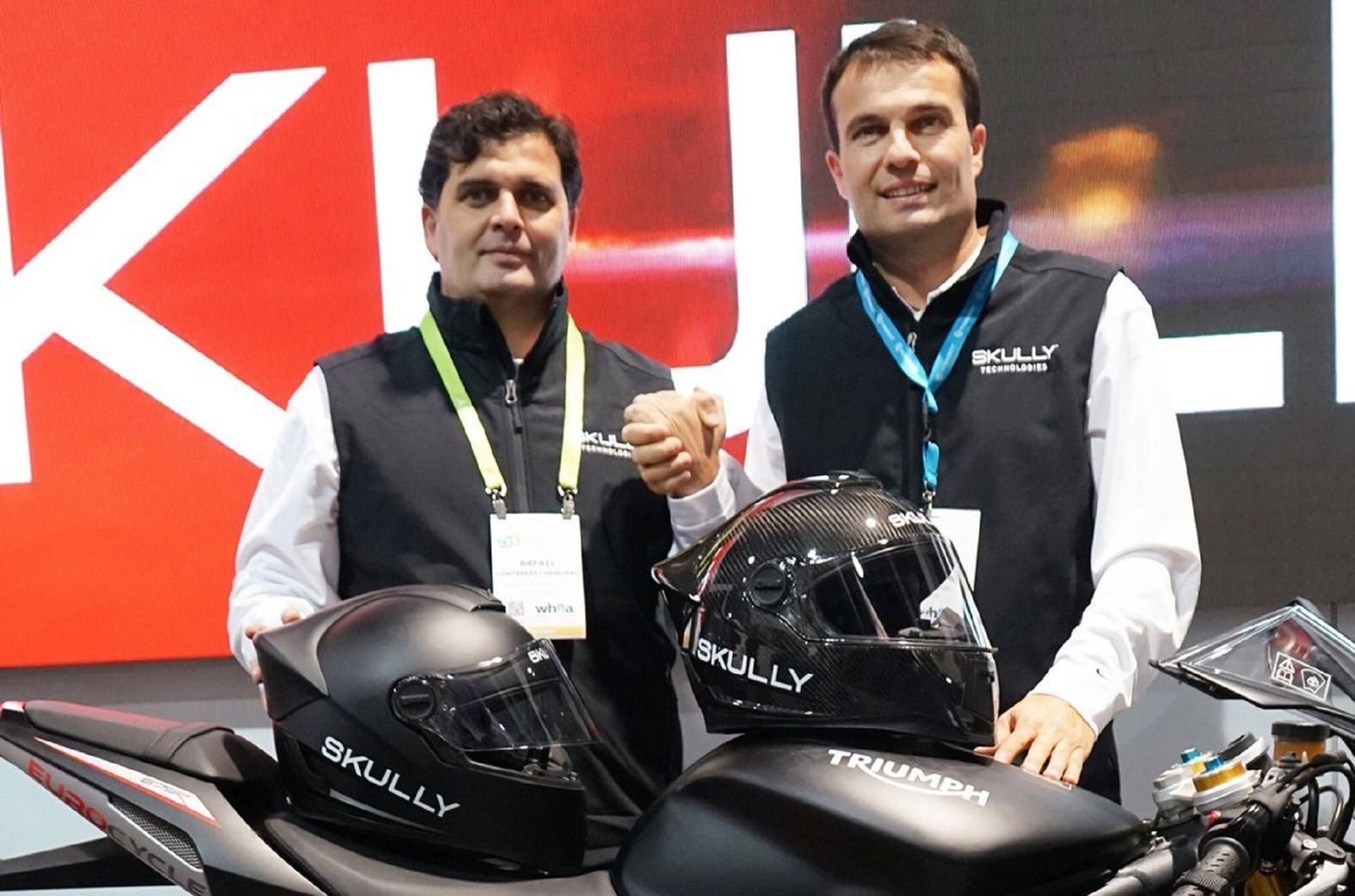 Rafael e Iván Contreras, con el nuevo casco 'Skully Fenix AR'.