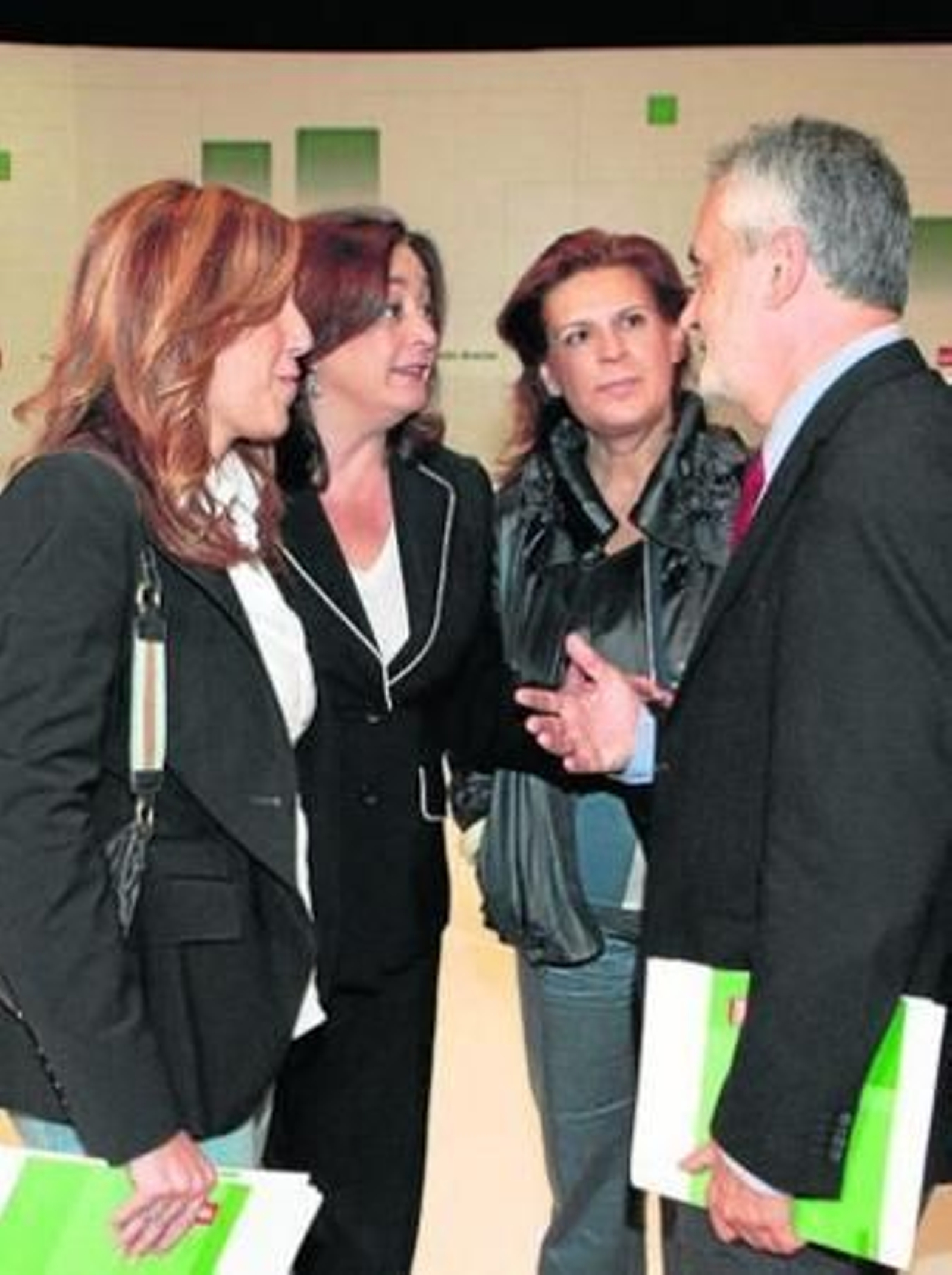 José Antonio Griñán conversa con Susana Díaz, Mar Moreno y Rosa Torres.