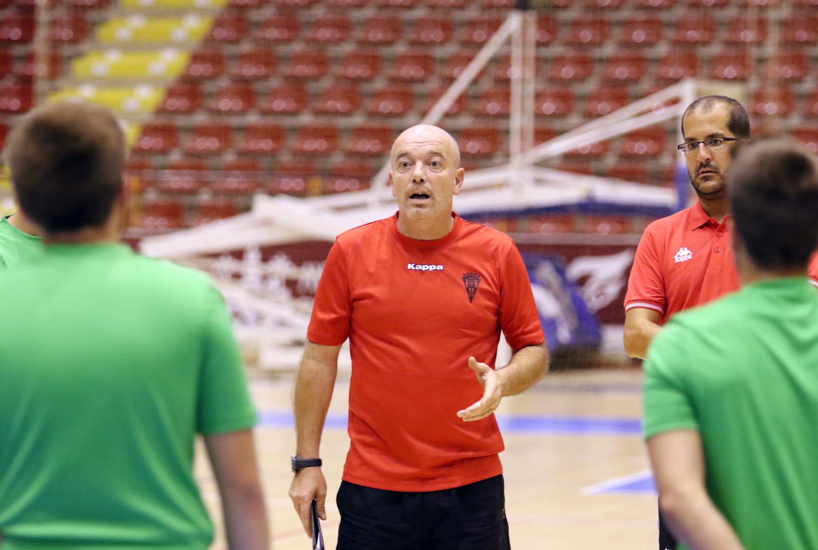 Macario se dirige a sus jugadores durante un entrenamiento.