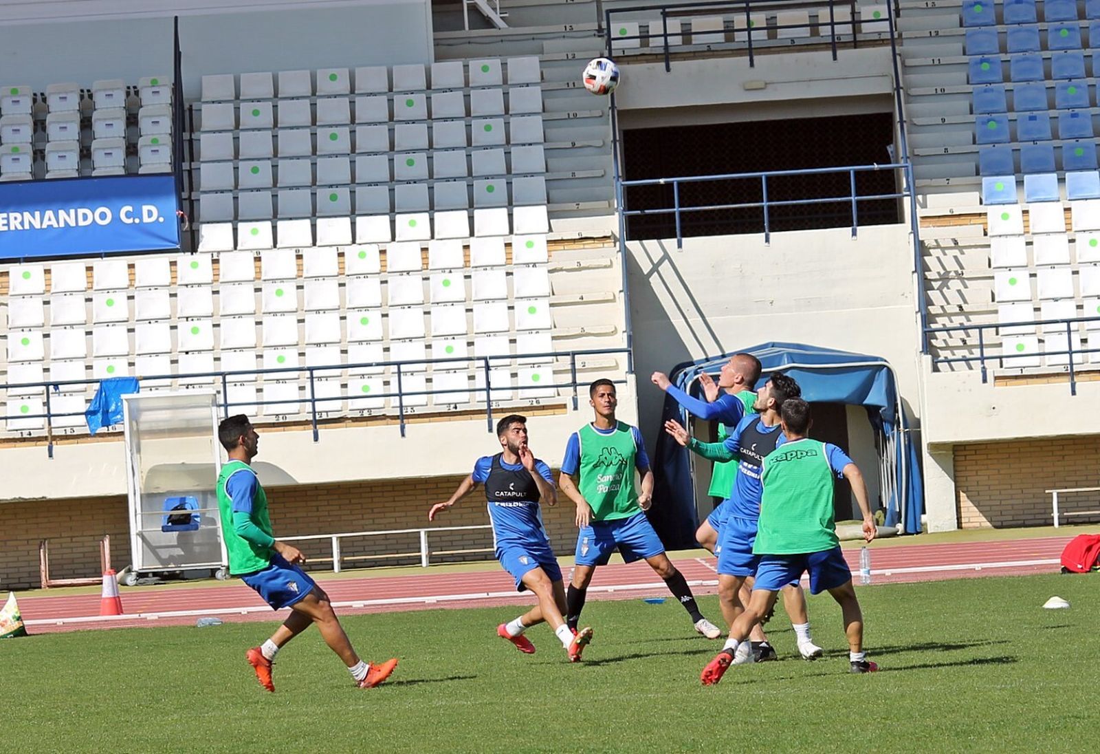 Lolo González lucha por un balón junto a Sandro Toscano, mientras que Hugo, Manu Moreno y Dopi siguen la jugada.